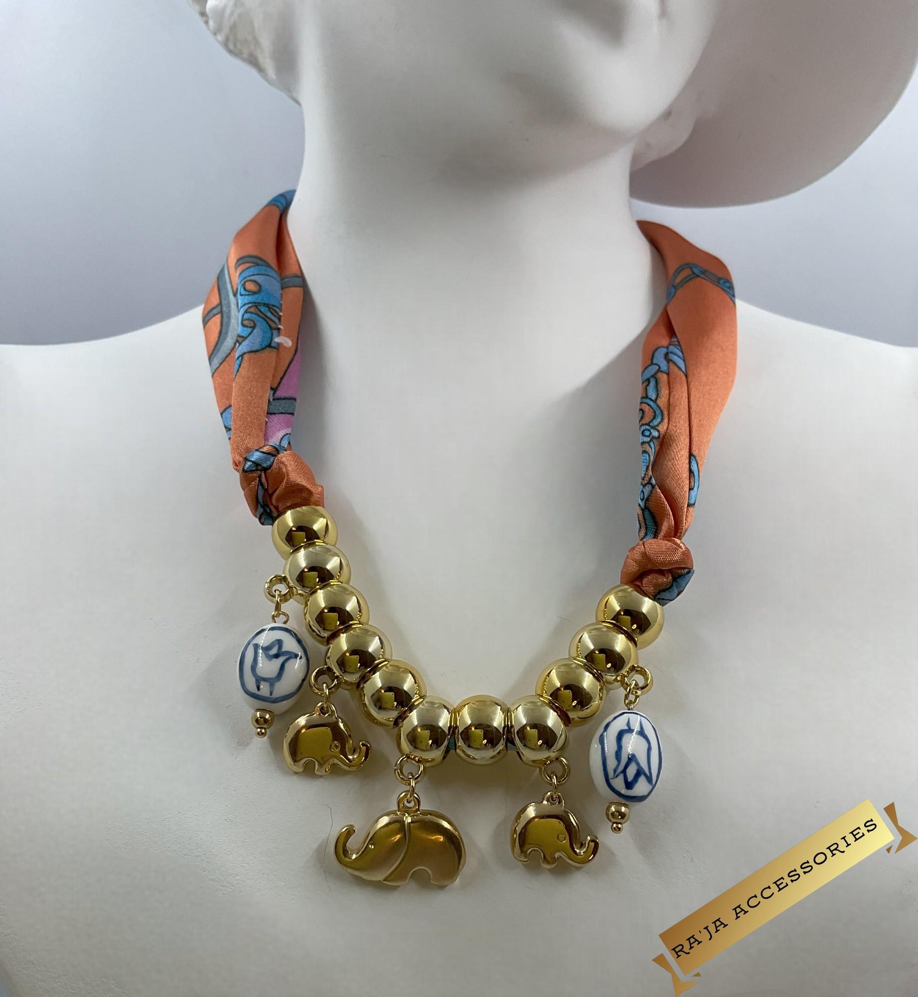 Charm Detaylı Fular Kolye