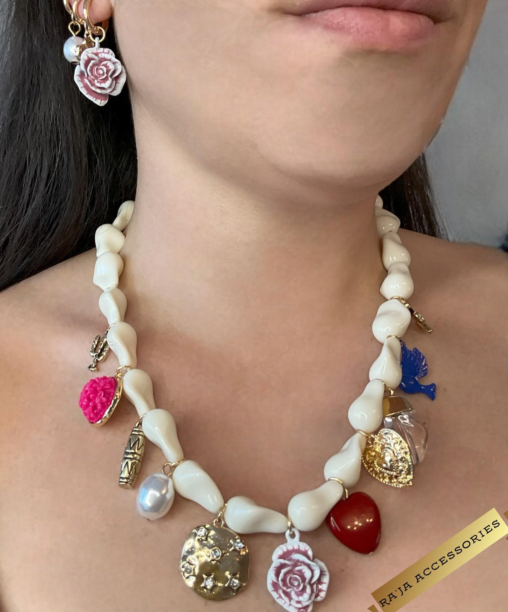 Marka Muadili Charm Detaylı Beyaz Taşlı Kolye