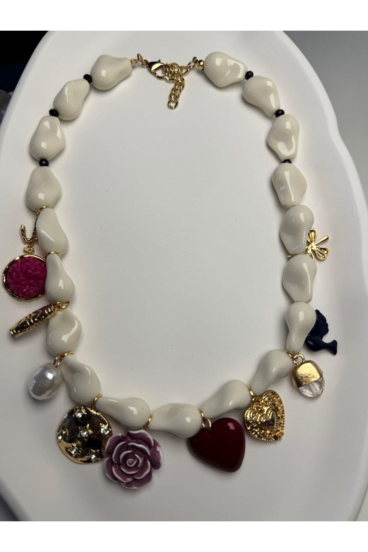 Çoklu Charm Detaylı İri Beyaz İnci Kolye - Vintage Esintili Trend Aksesuar