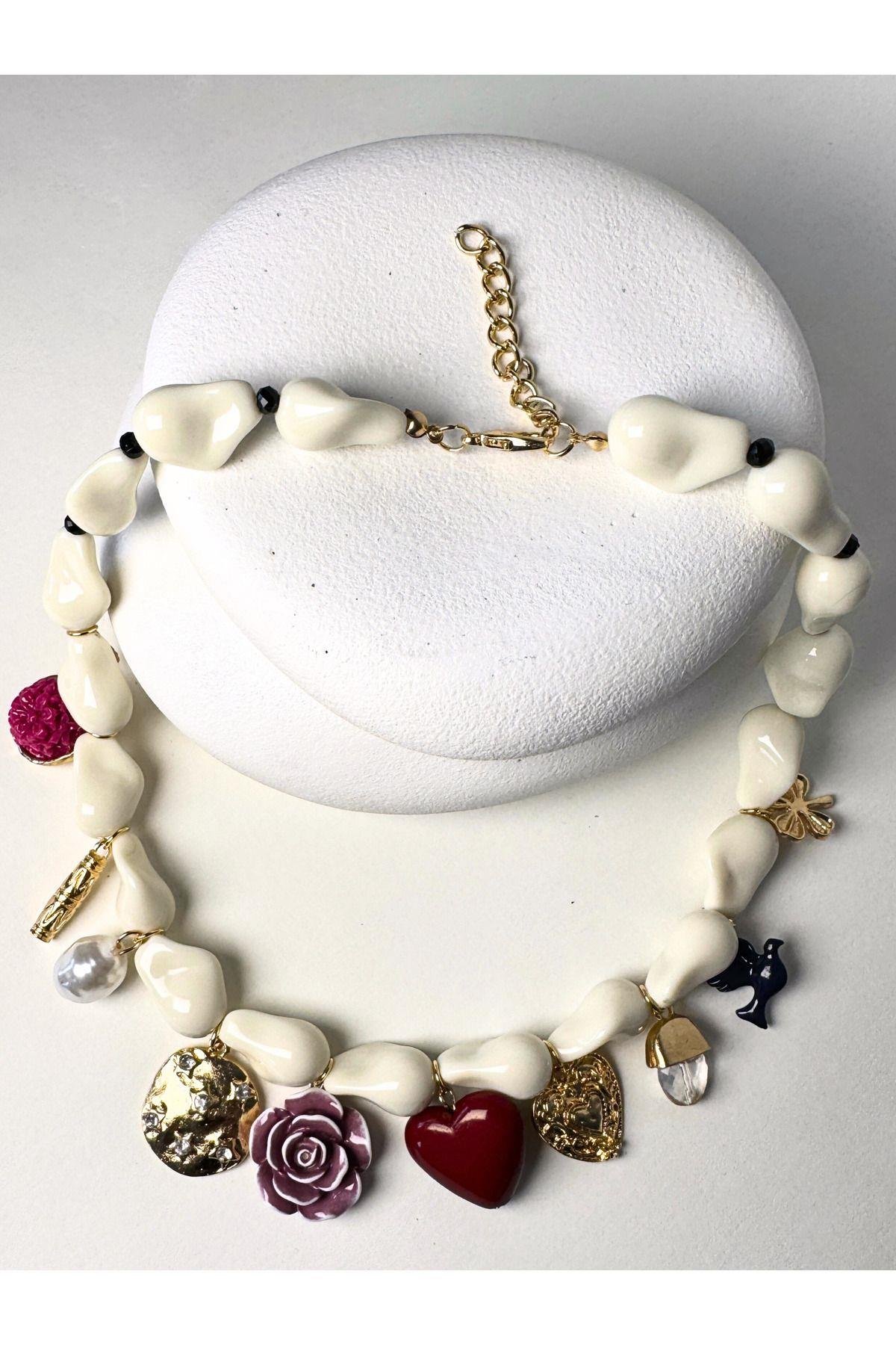 Çoklu Charm Detaylı İri Beyaz İnci Kolye - Vintage Esintili Trend Aksesuar