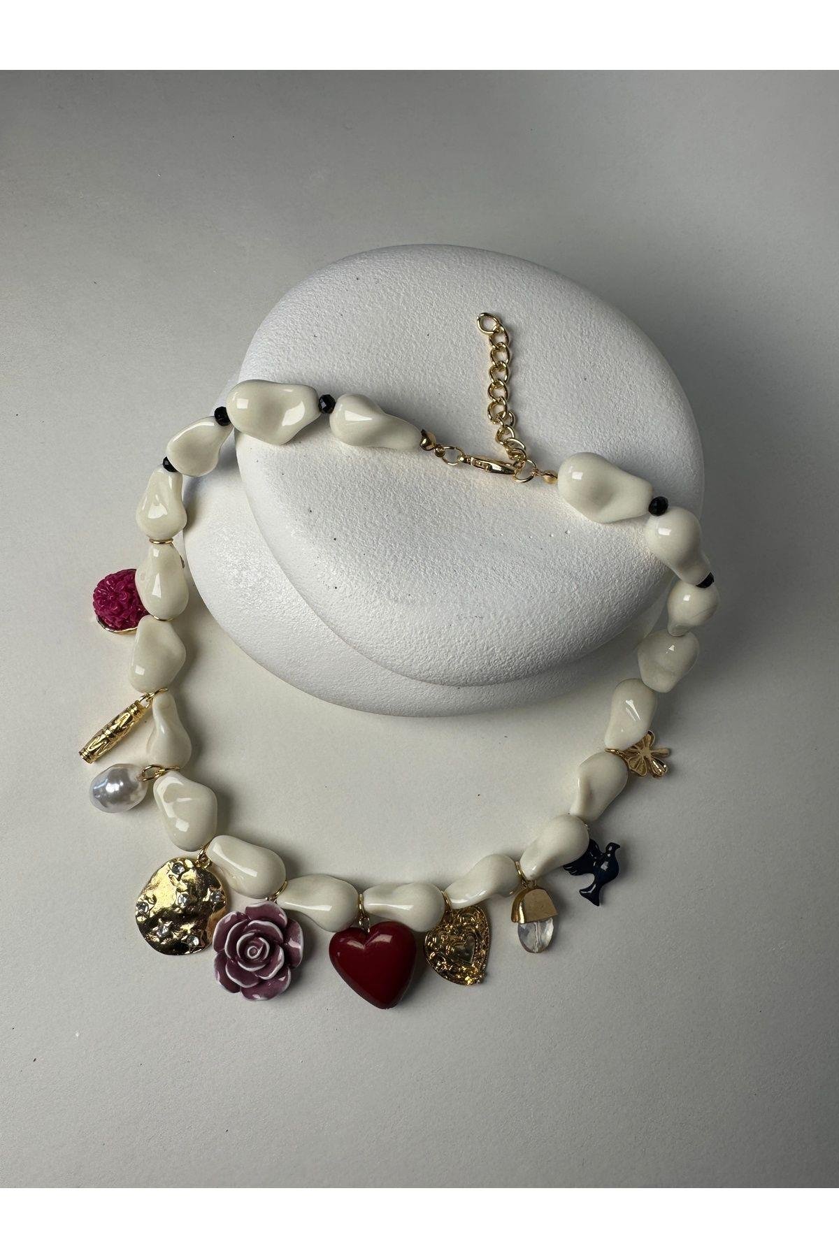 Çoklu Charm Detaylı İri Beyaz İnci Kolye - Vintage Esintili Trend Aksesuar