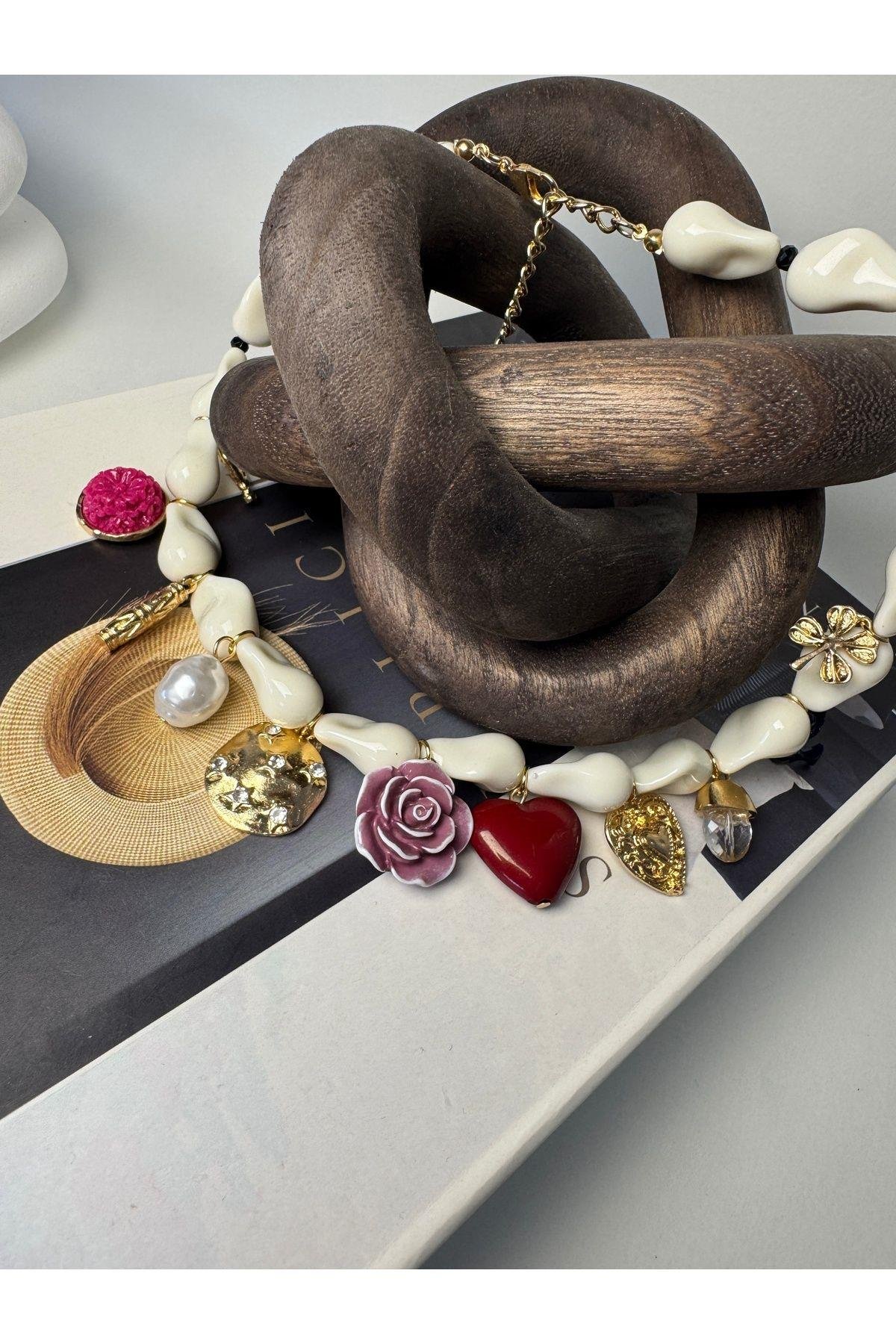 Çoklu Charm Detaylı İri Beyaz İnci Kolye - Vintage Esintili Trend Aksesuar