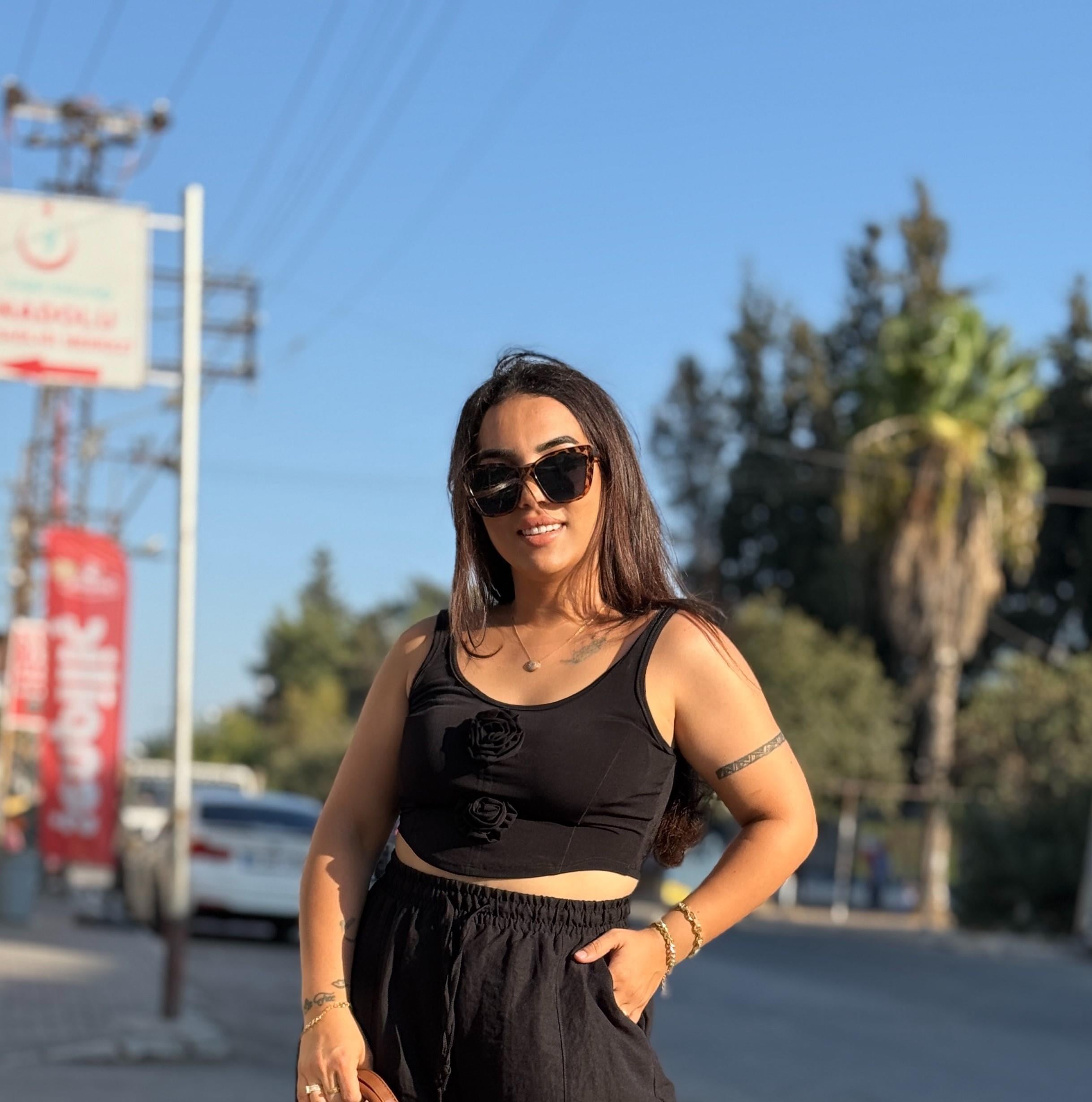 SİYAH GÜL DETAYLI CROP