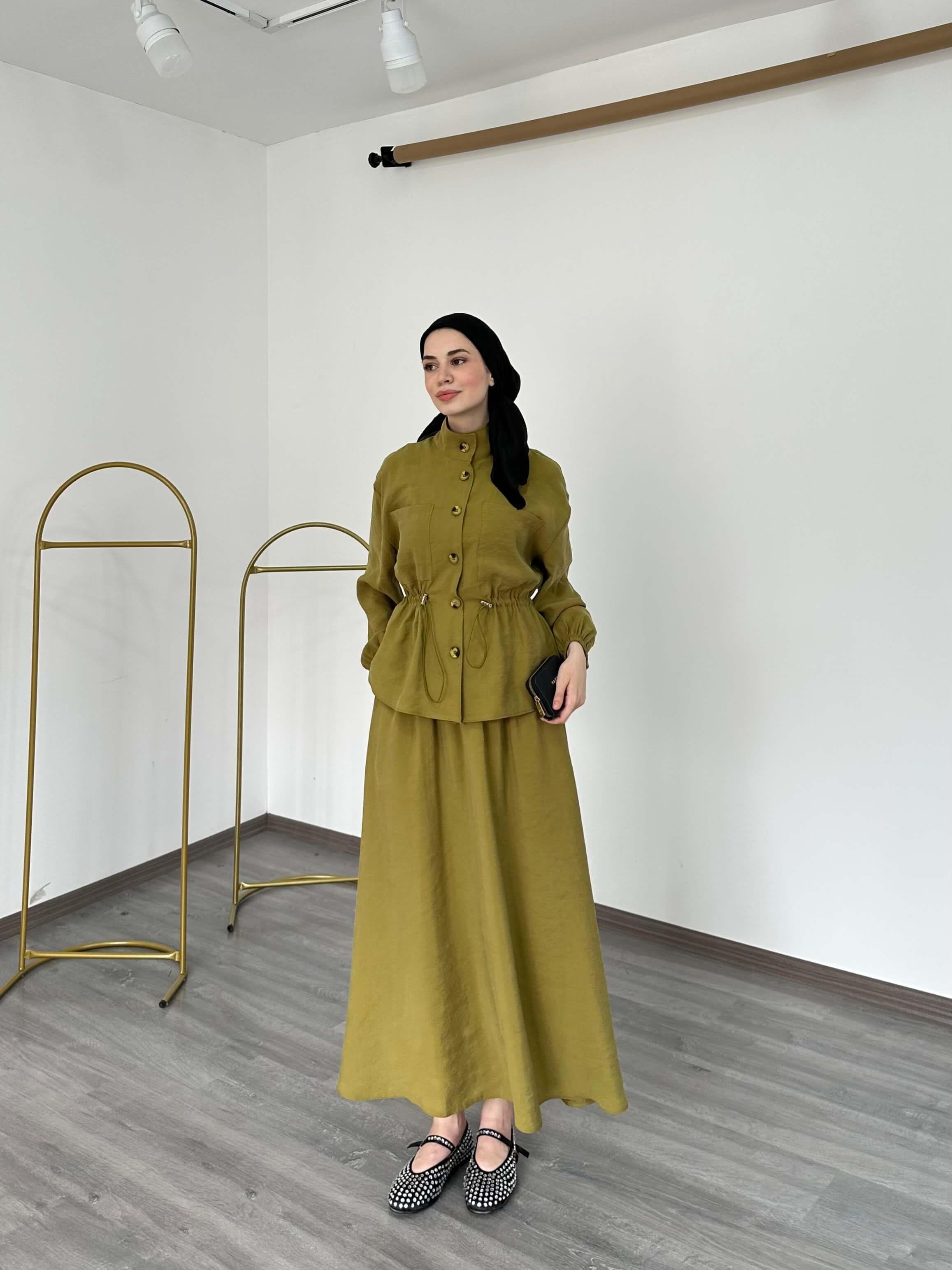 Bel ve Kol Büzgü Detaylı Hakim Yaka Düğmeli Etekli Takım Yeşil