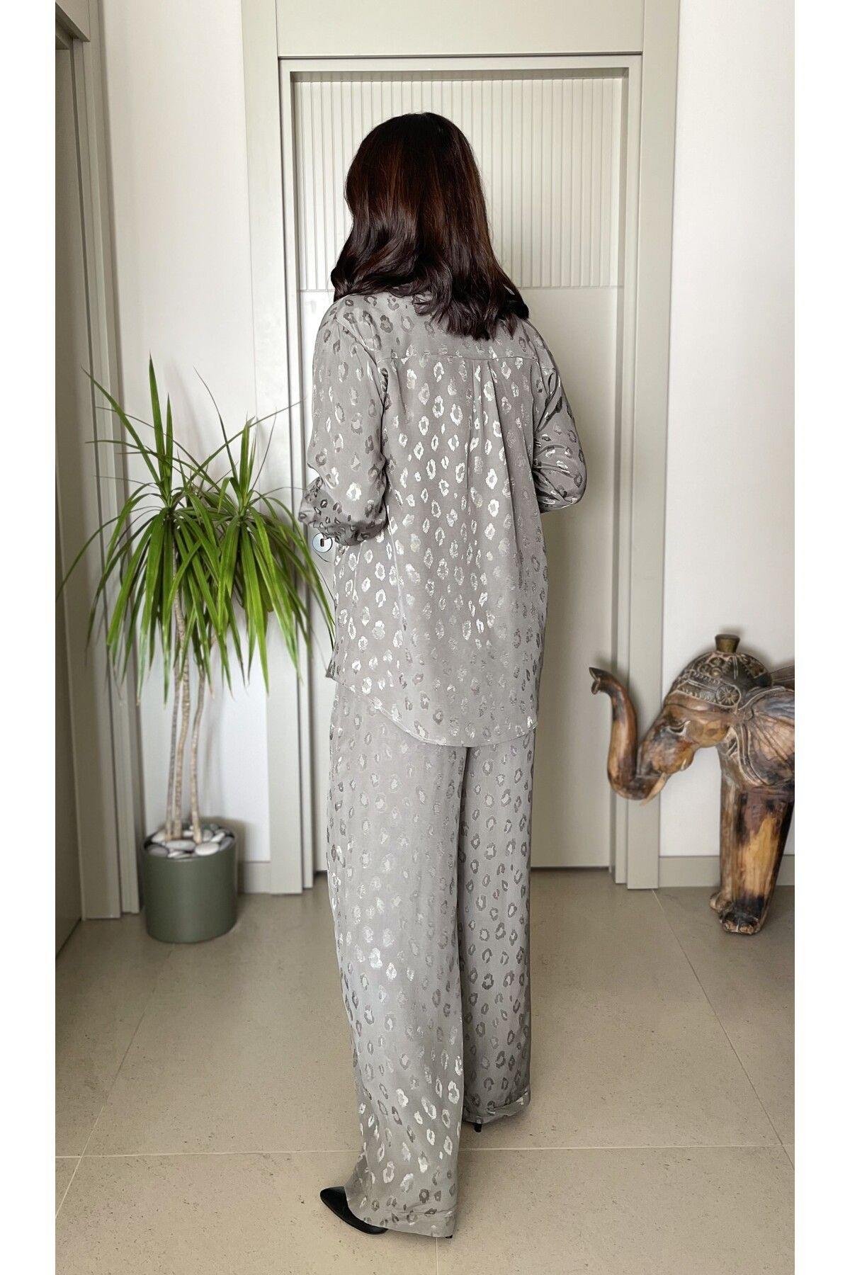 Floş Saten Parlak Kumaş Leopar Desenli  Parlak Taş Detaylı Gömlek Pantolon Takım