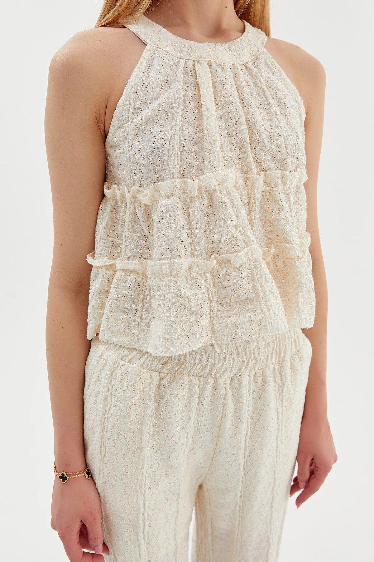 Güpürlü Halter Yaka Crop Bluz İç Göstermeyen Şort Astarlı Pantolon Takım