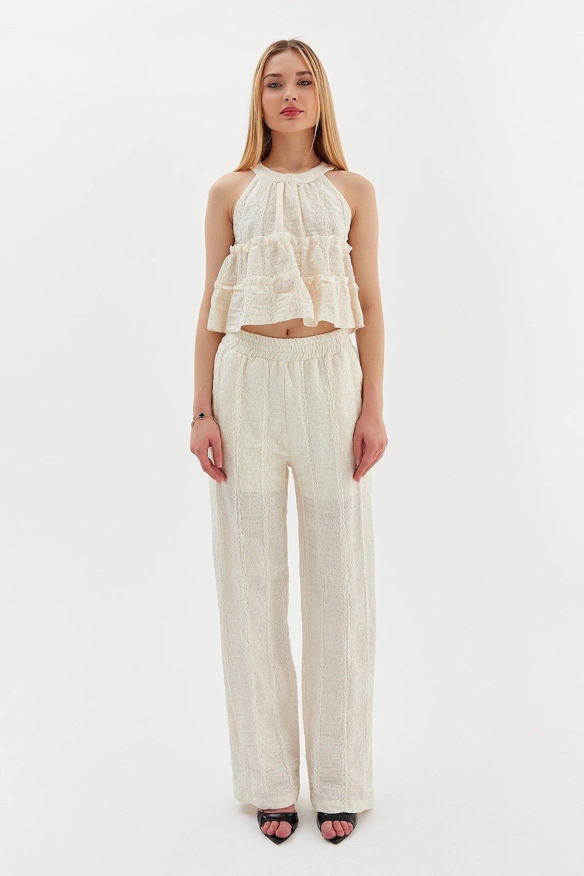 Güpürlü Halter Yaka Crop Bluz İç Göstermeyen Şort Astarlı Pantolon Takım