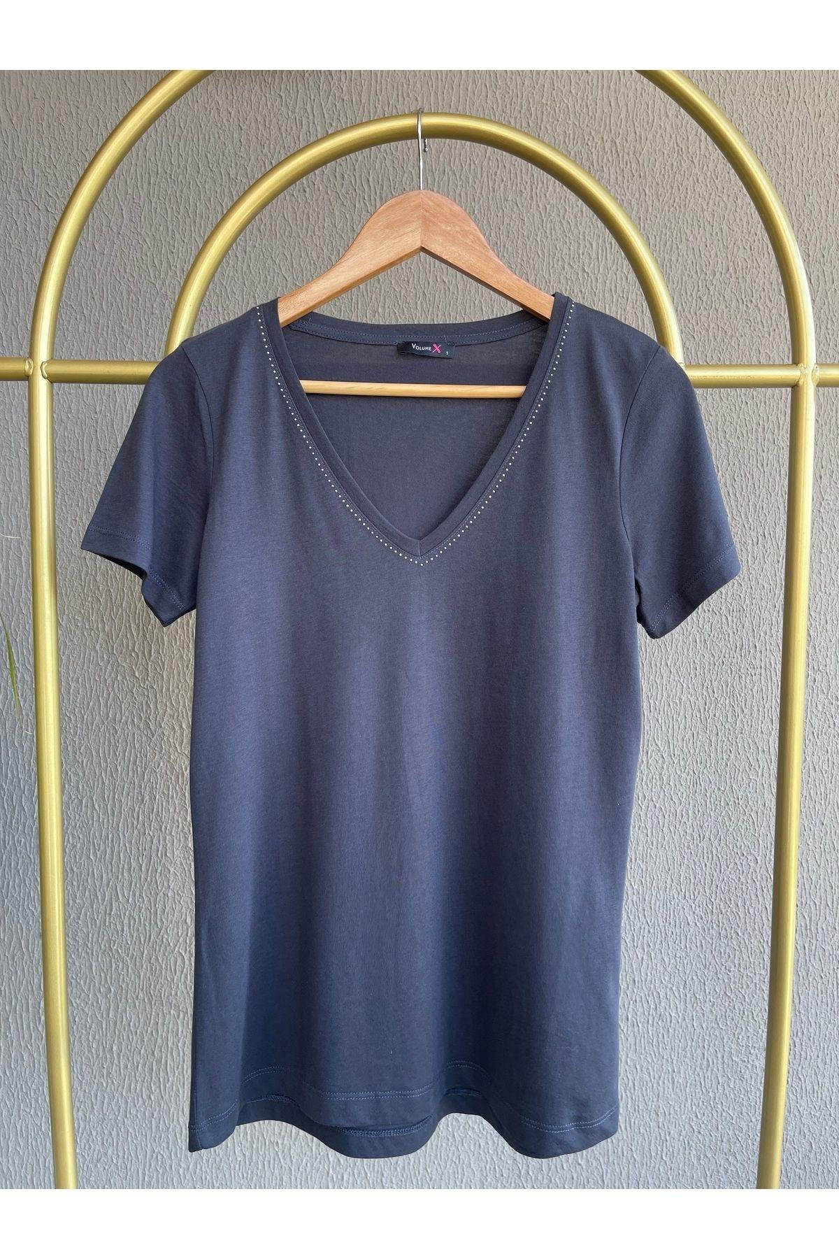 Yakası Parlak Taş Detaylı V Yaka İnce Tiril Tshirt