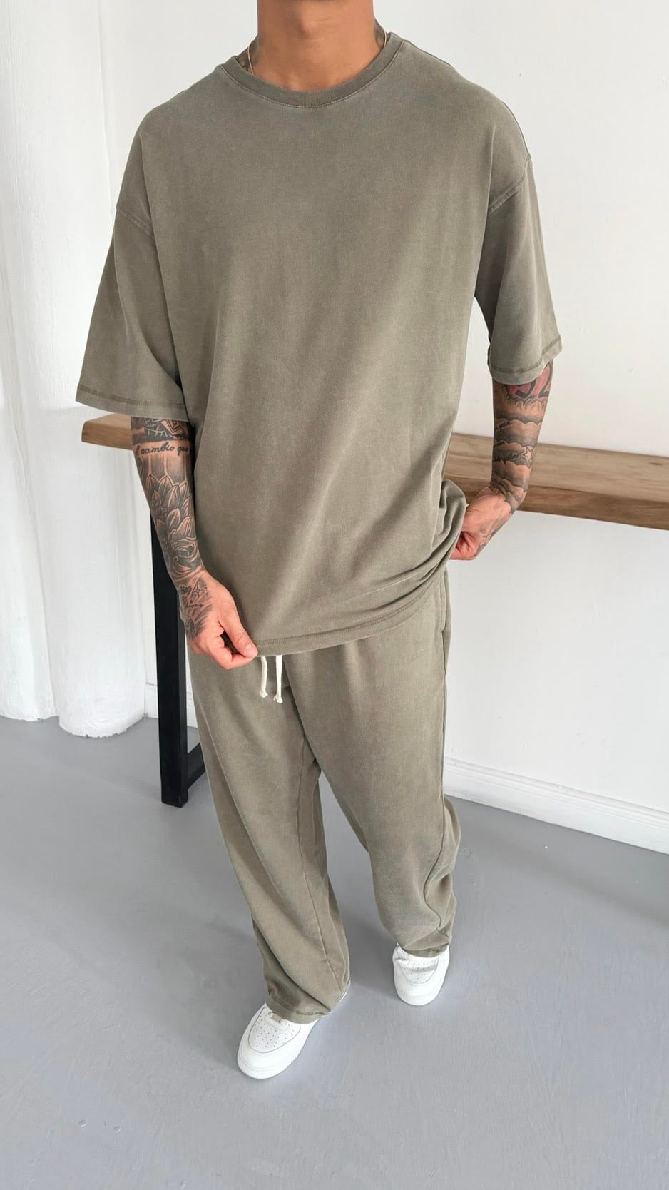 Yıkamalı Oversize TShirt ve Bol Eşofman Kombin