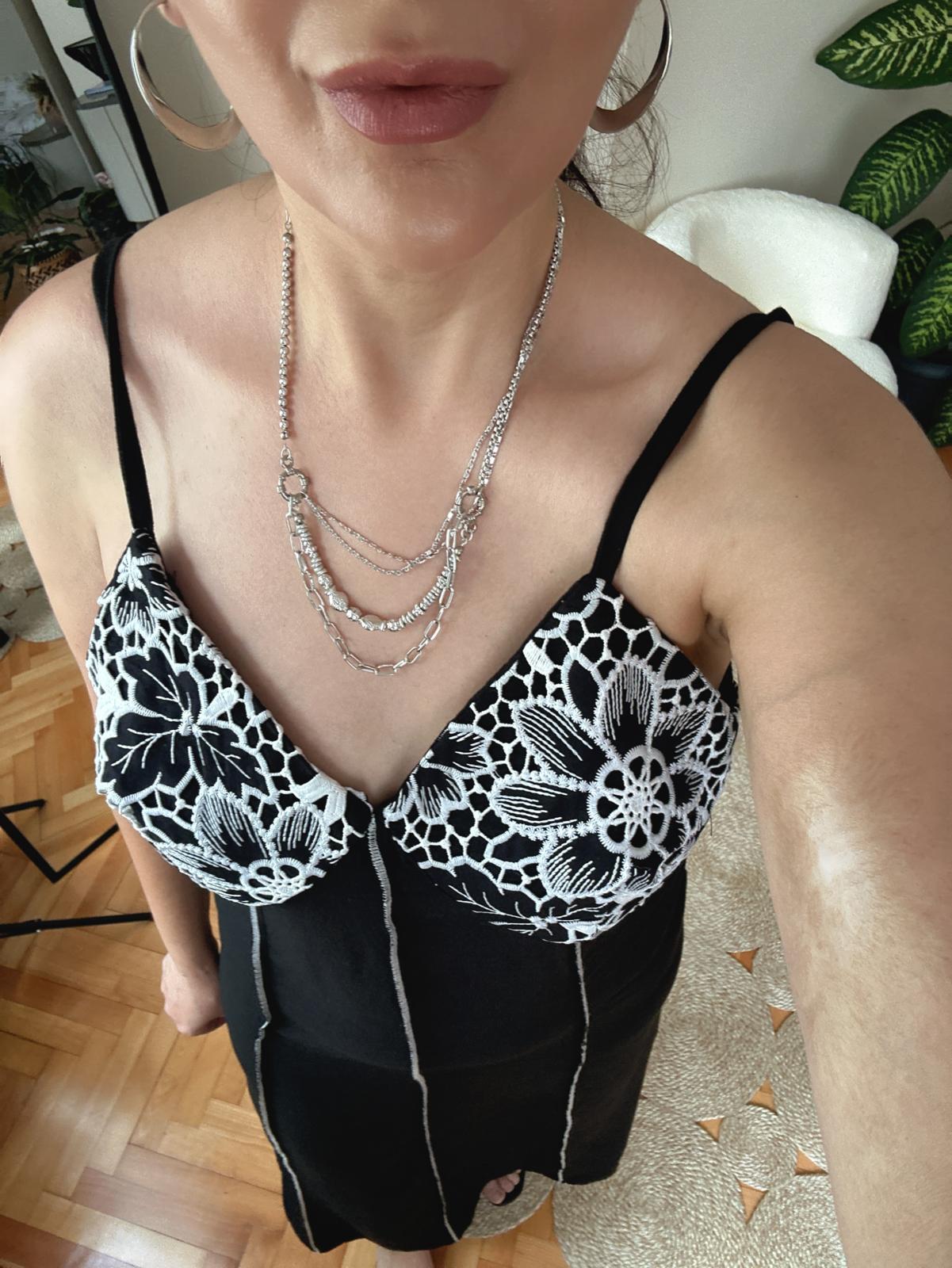 GÖĞÜS DETAYLI MİDİ ELBİSE