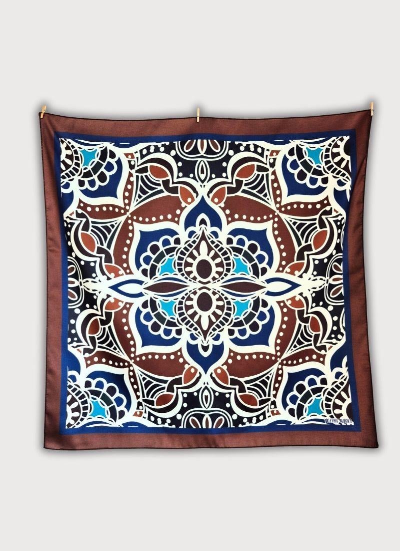 TOPRAK HAVA SU MANDALA DESENLİ KAHVERENGİ TWİLL SATEN FULAR