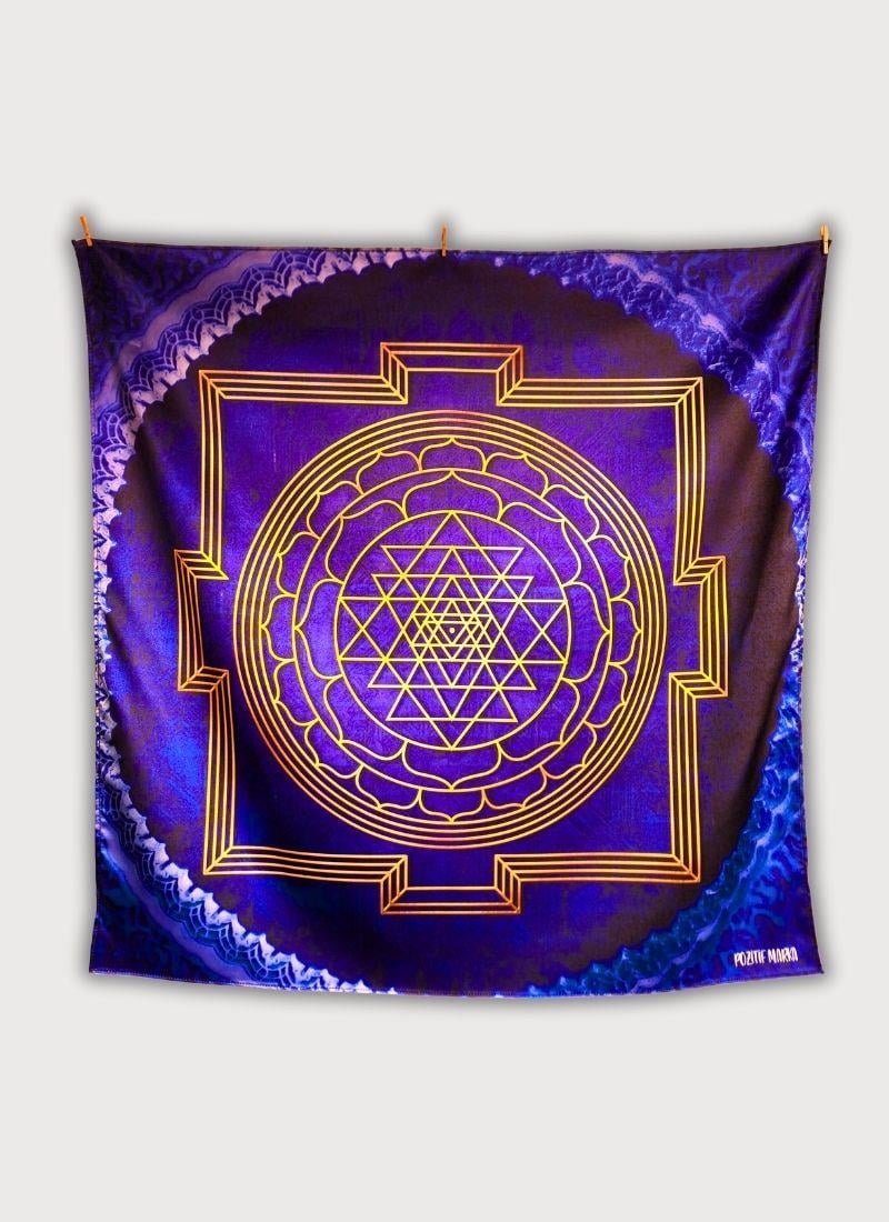 YANTRA DESENLİ MOR LACİVERT SATEN FULAR