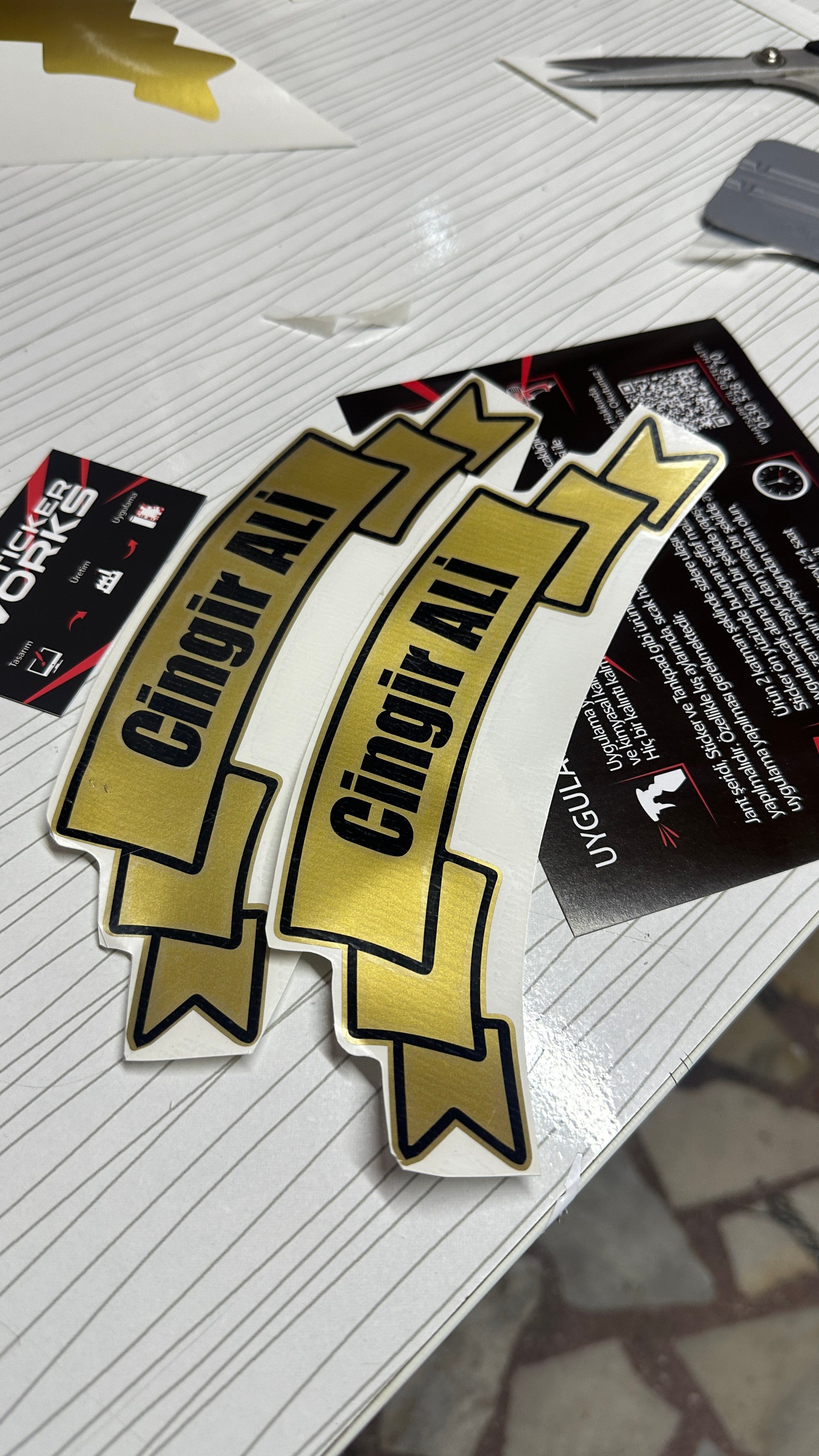 SVSTICKERWORKSETİKETCİ STİCKER ARKA CAM SÖZ YAZI VB. SORULARA YAZIN STİCKER MODELİ GOLD VE SİYAHETİKETCİ STİCKER ARKA CAM SÖZ YAZI VB. SORULARA YAZIN STİCKER MODELİ GOLD VE SİYAHNK250 2023-2025