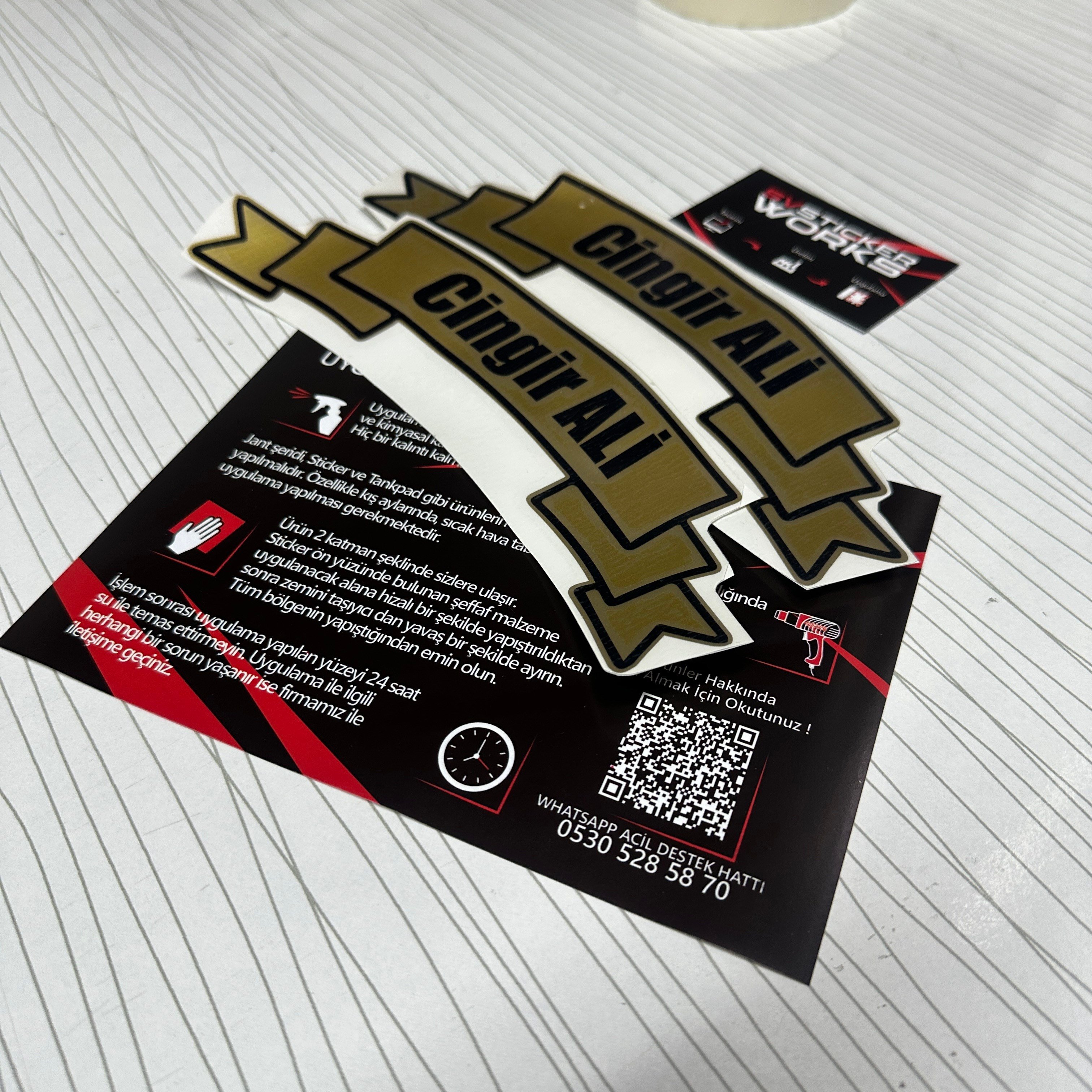 SVSTICKERWORKSETİKETCİ STİCKER ARKA CAM SÖZ YAZI VB. SORULARA YAZIN STİCKER MODELİ GOLD VE SİYAHETİKETCİ STİCKER ARKA CAM SÖZ YAZI VB. SORULARA YAZIN STİCKER MODELİ GOLD VE SİYAHNK250 2023-2025