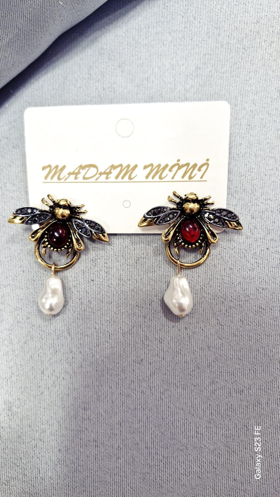 QUEEN BEE WİTH A PEARL KÜPE