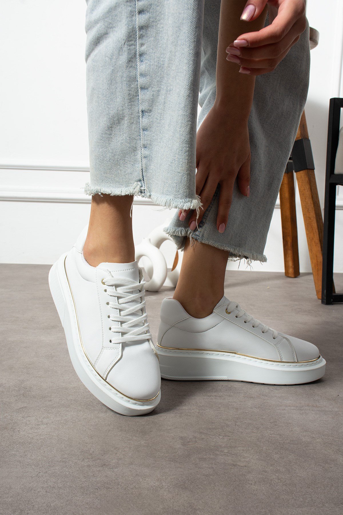 Beyaz Bağcıklı Altın Şerit Detaylı Kadın Spor Ayakkabı Sneakers