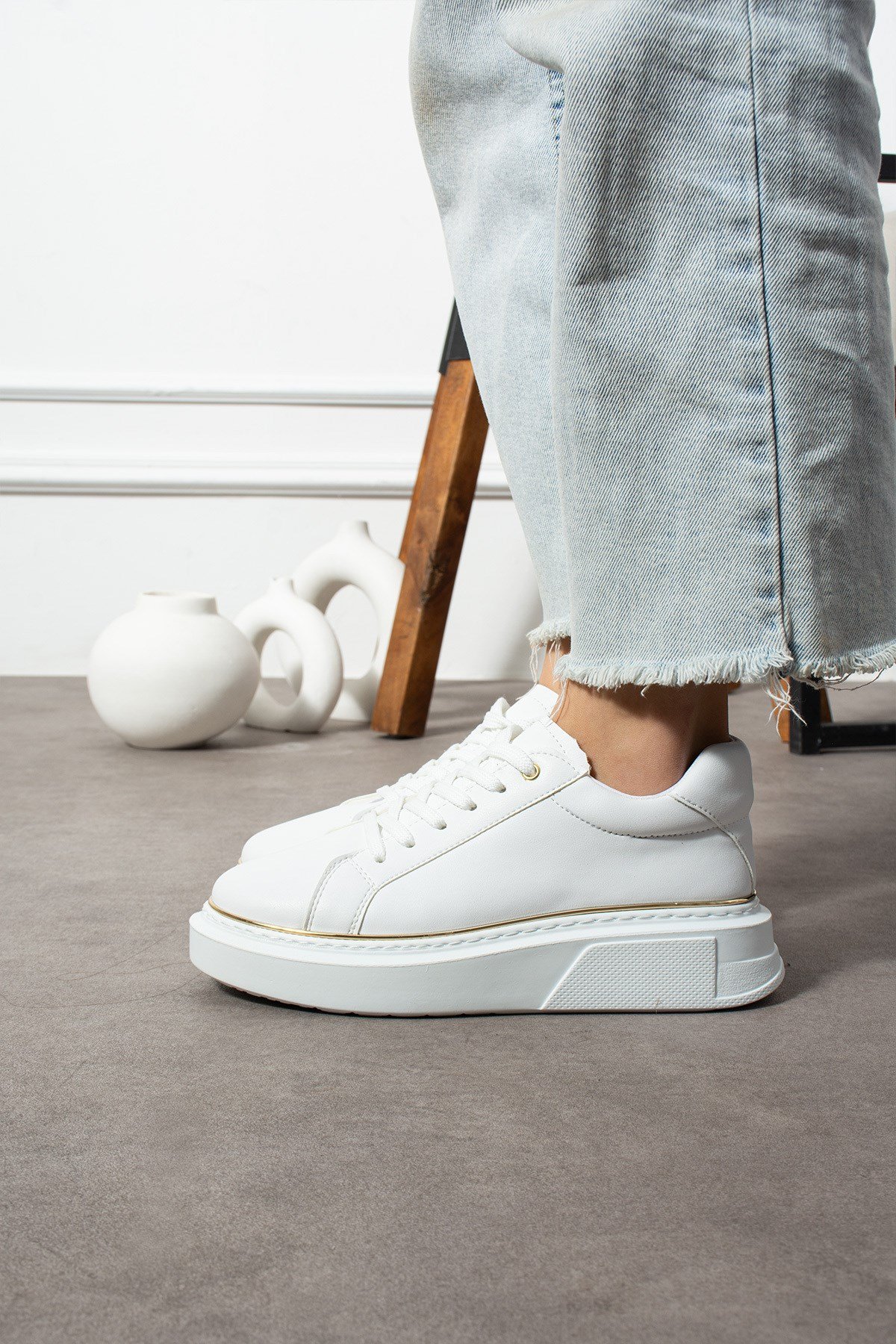 Beyaz Bağcıklı Altın Şerit Detaylı Kadın Spor Ayakkabı Sneakers