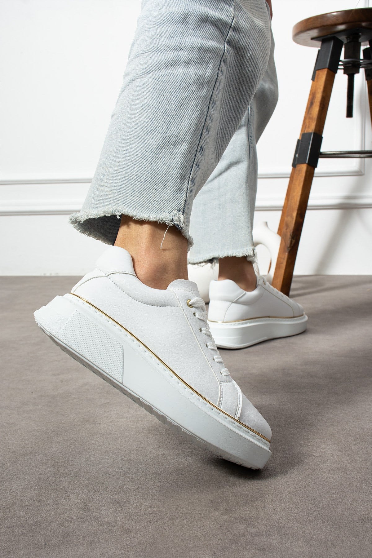 Beyaz Bağcıklı Altın Şerit Detaylı Kadın Spor Ayakkabı Sneakers