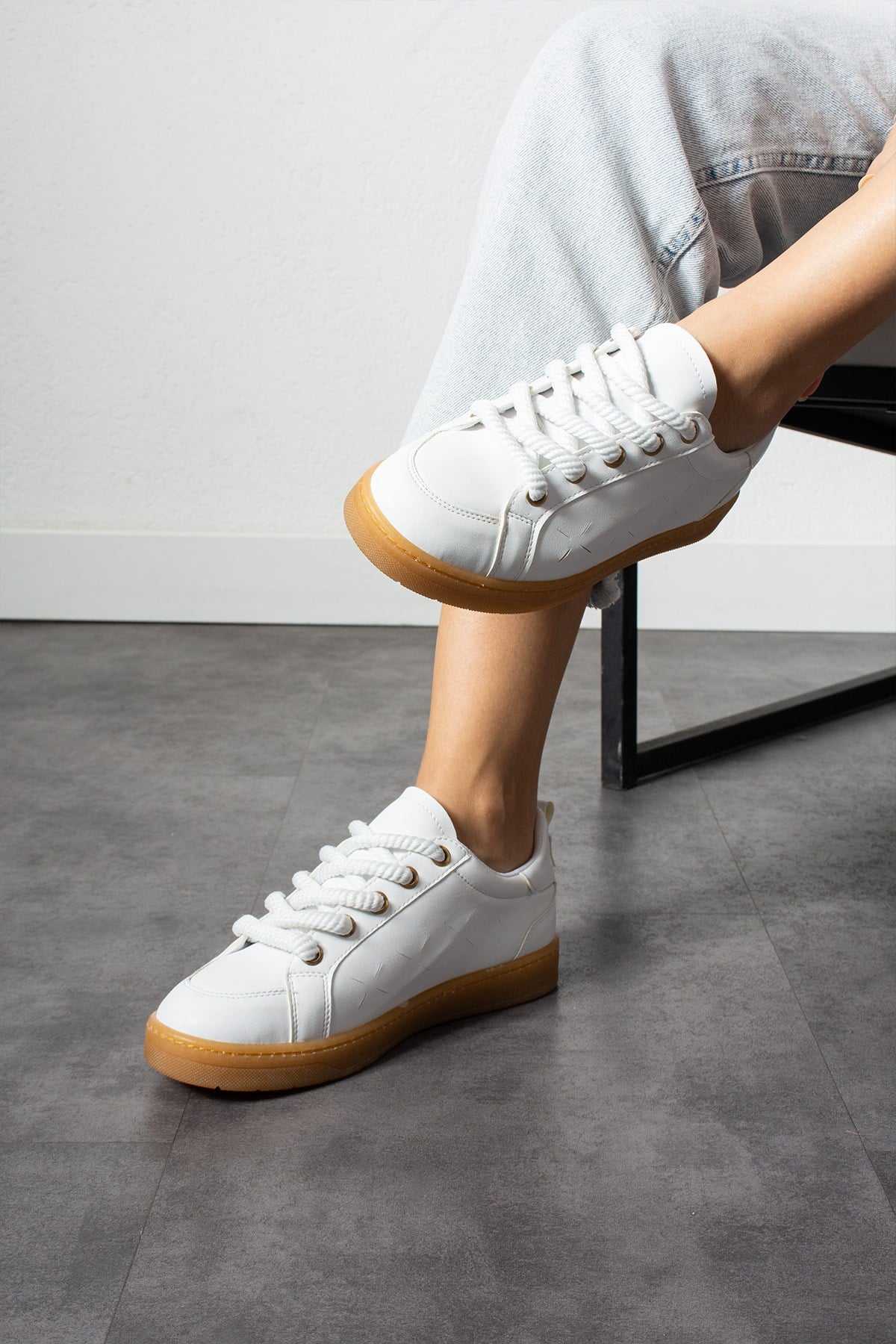 Beyaz Kadın Kalın Bağcıklı Deri Görünümlü Rahat Kadın Spor Ayakkabı Sneakers