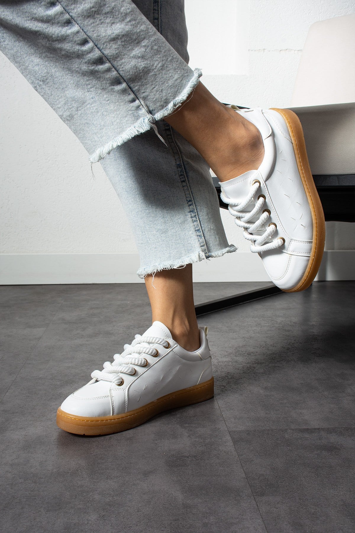 Beyaz Kadın Kalın Bağcıklı Deri Görünümlü Rahat Kadın Spor Ayakkabı Sneakers