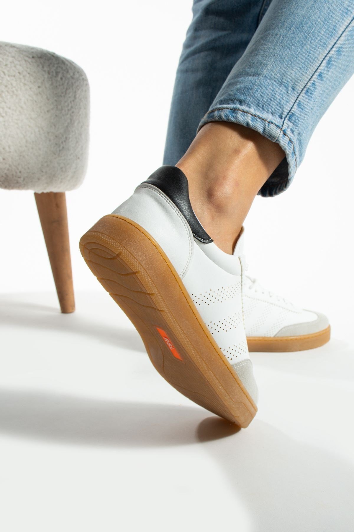 Beyaz-Siyah Kadın Logo Detaylı Spor Ayakkabı Kadın Sneakers