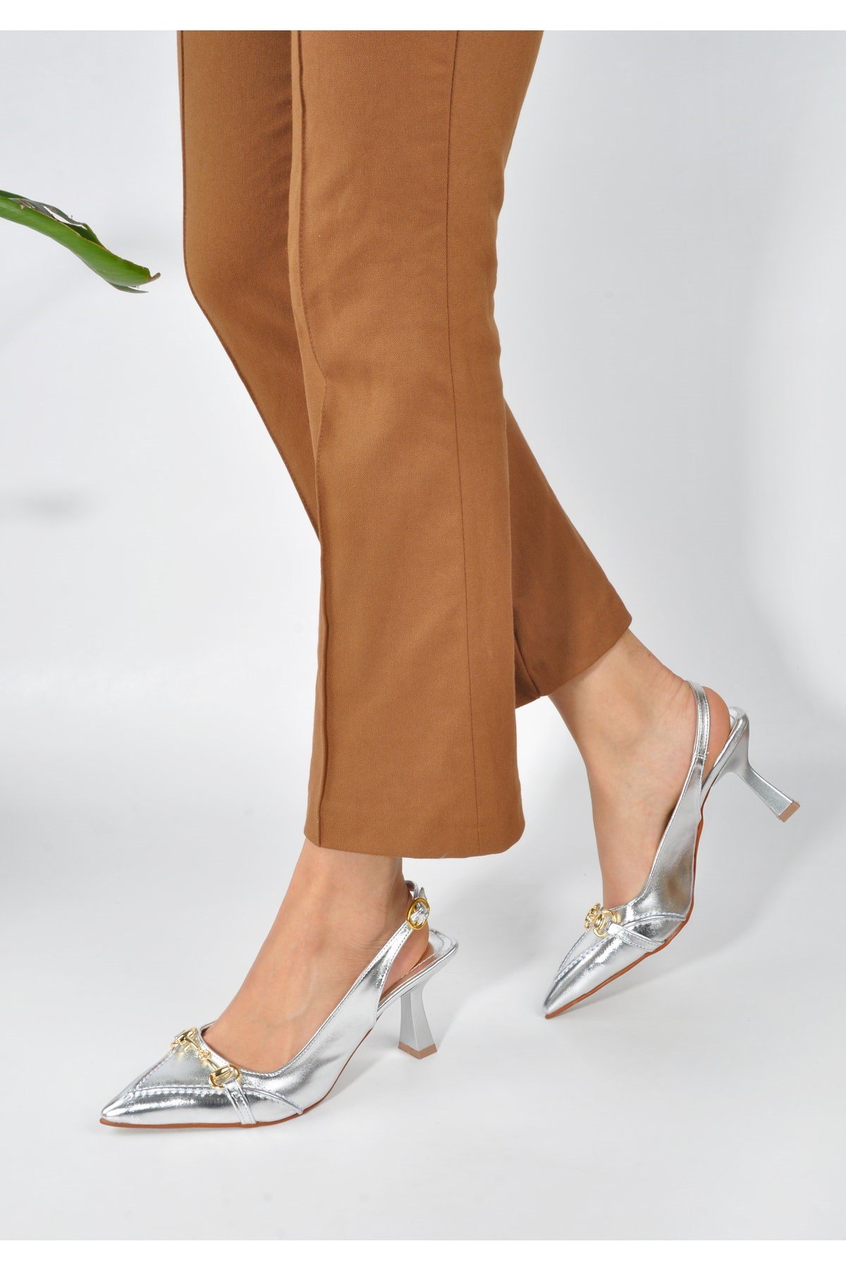Gümüş Deri Toka Detay Kadın Stiletto