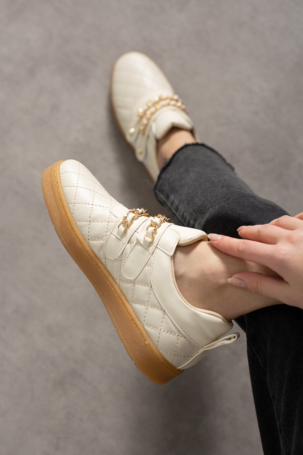 Kadın Sneaker  Rahat Zincir ve İnci Detaylı Cırtlı Spor Ayakkabı Bej