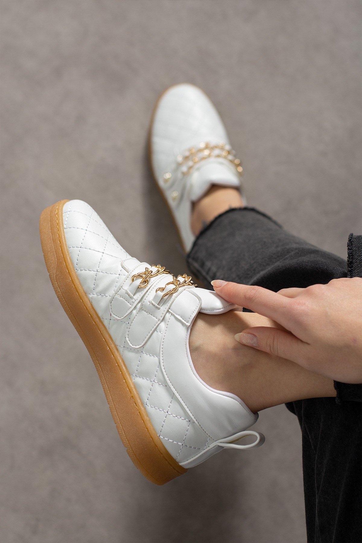Kadın Sneaker  Rahat Zincir ve İnci Detaylı Cırtlı Spor Ayakkabı Beyaz