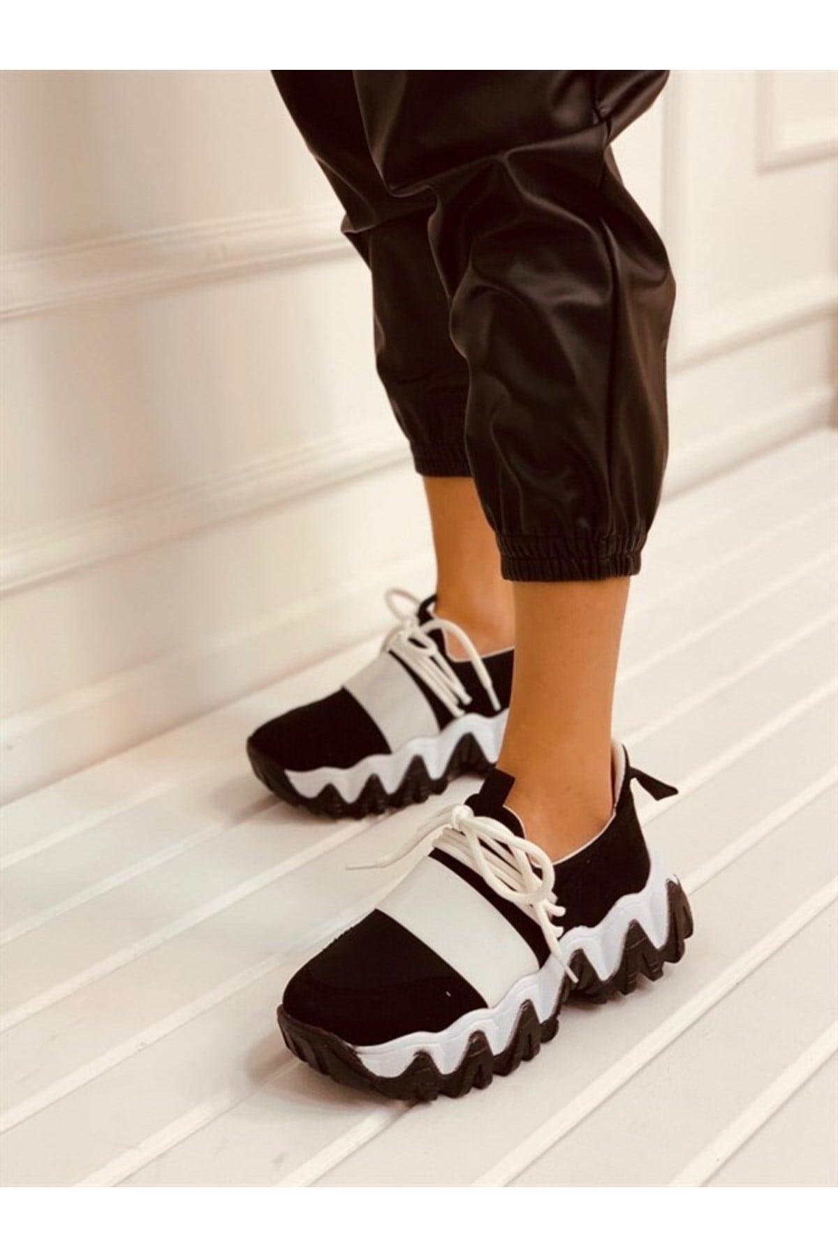 Siyah Beyaz Bağcık Detaylı Rahat Kadın Sneakers Spor Ayakkabı