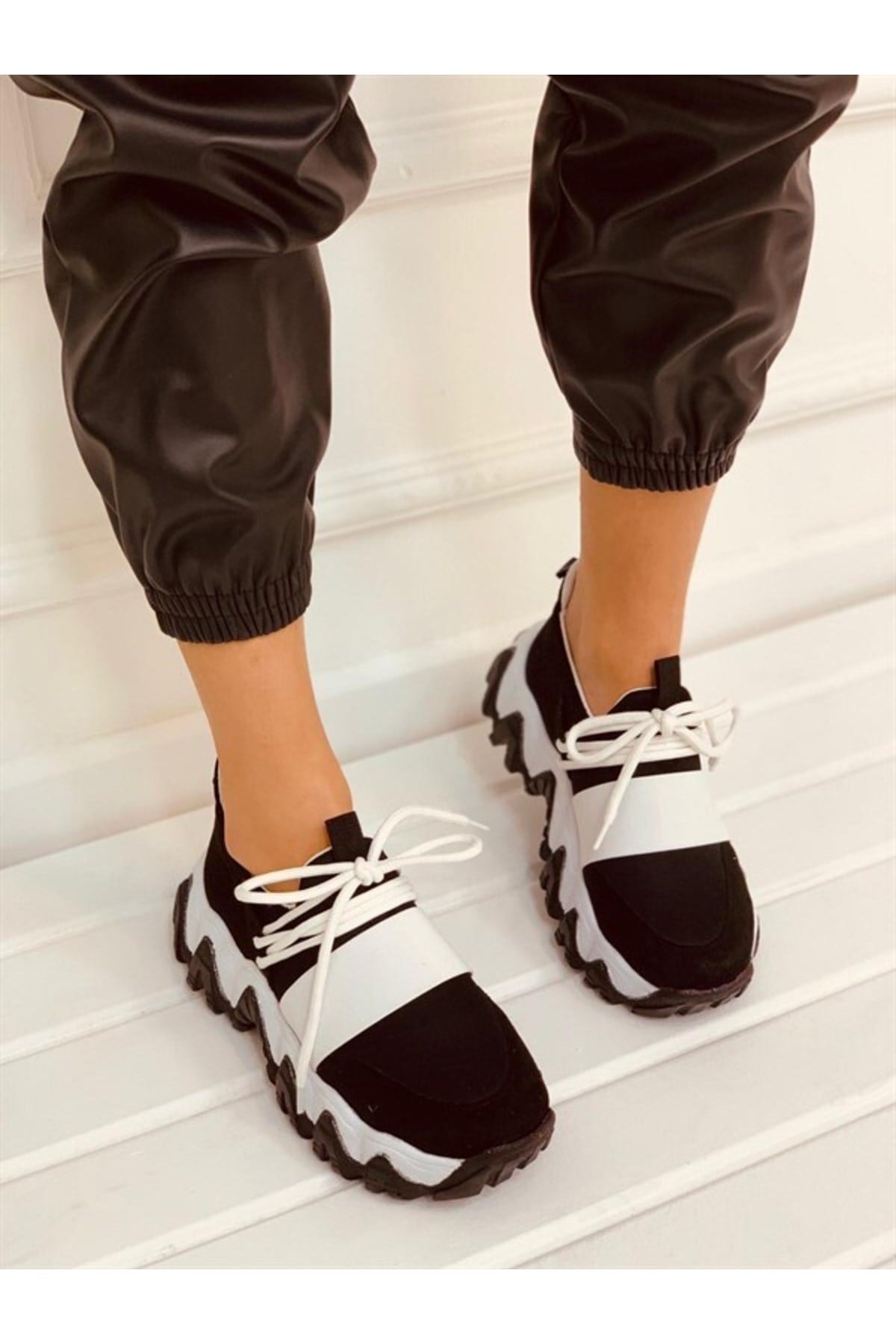 Siyah Beyaz Bağcık Detaylı Rahat Kadın Sneakers Spor Ayakkabı