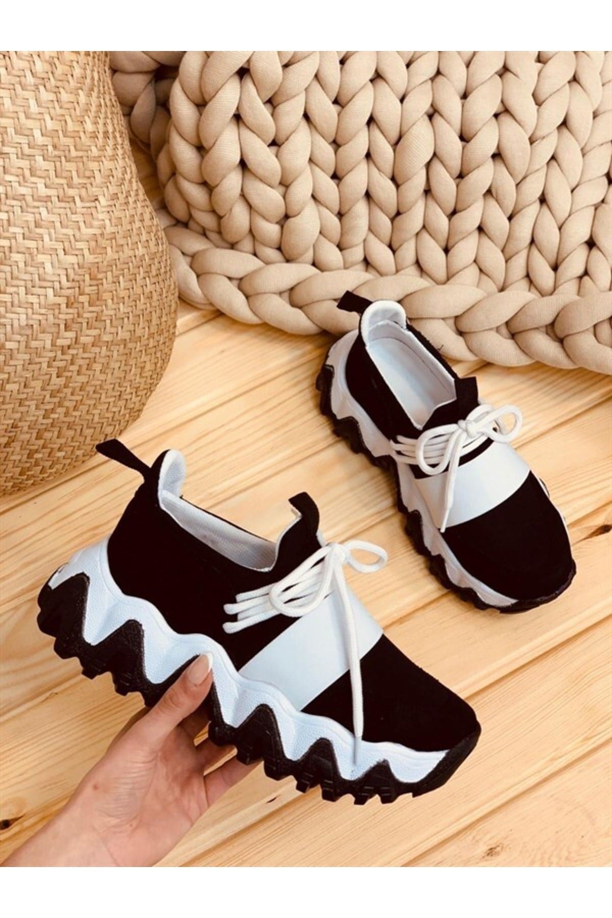 Siyah Beyaz Bağcık Detaylı Rahat Kadın Sneakers Spor Ayakkabı