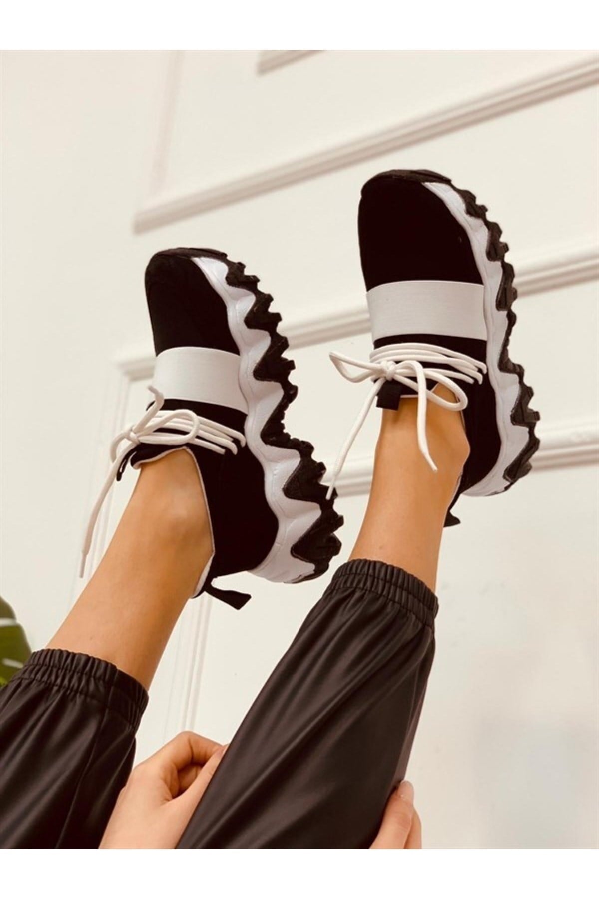 Siyah Beyaz Bağcık Detaylı Rahat Kadın Sneakers Spor Ayakkabı