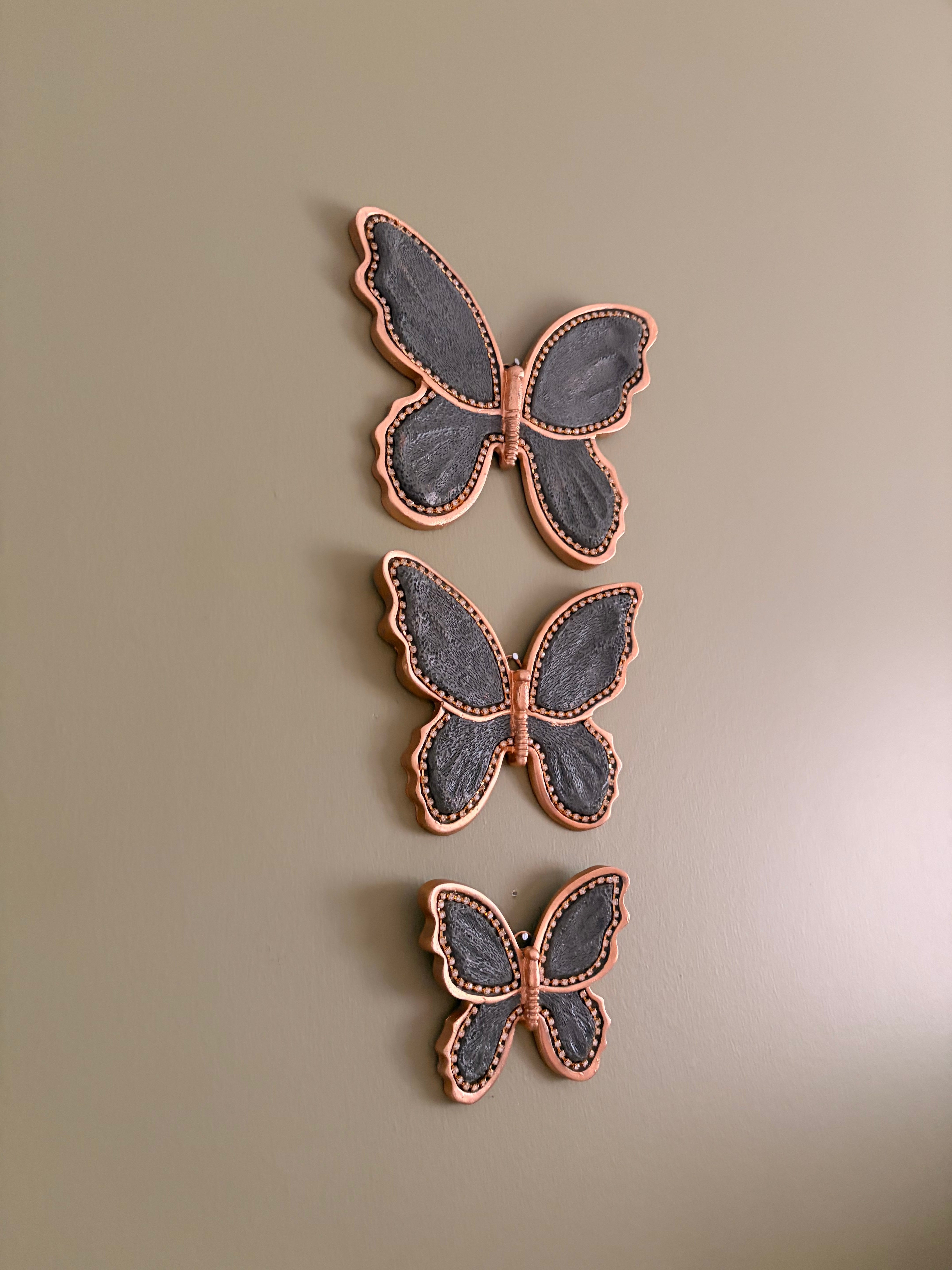 3'lü Kelebek Taşlı Dekoratif Duvar Süsü – Haki Yeşil & Altın Yaldız
