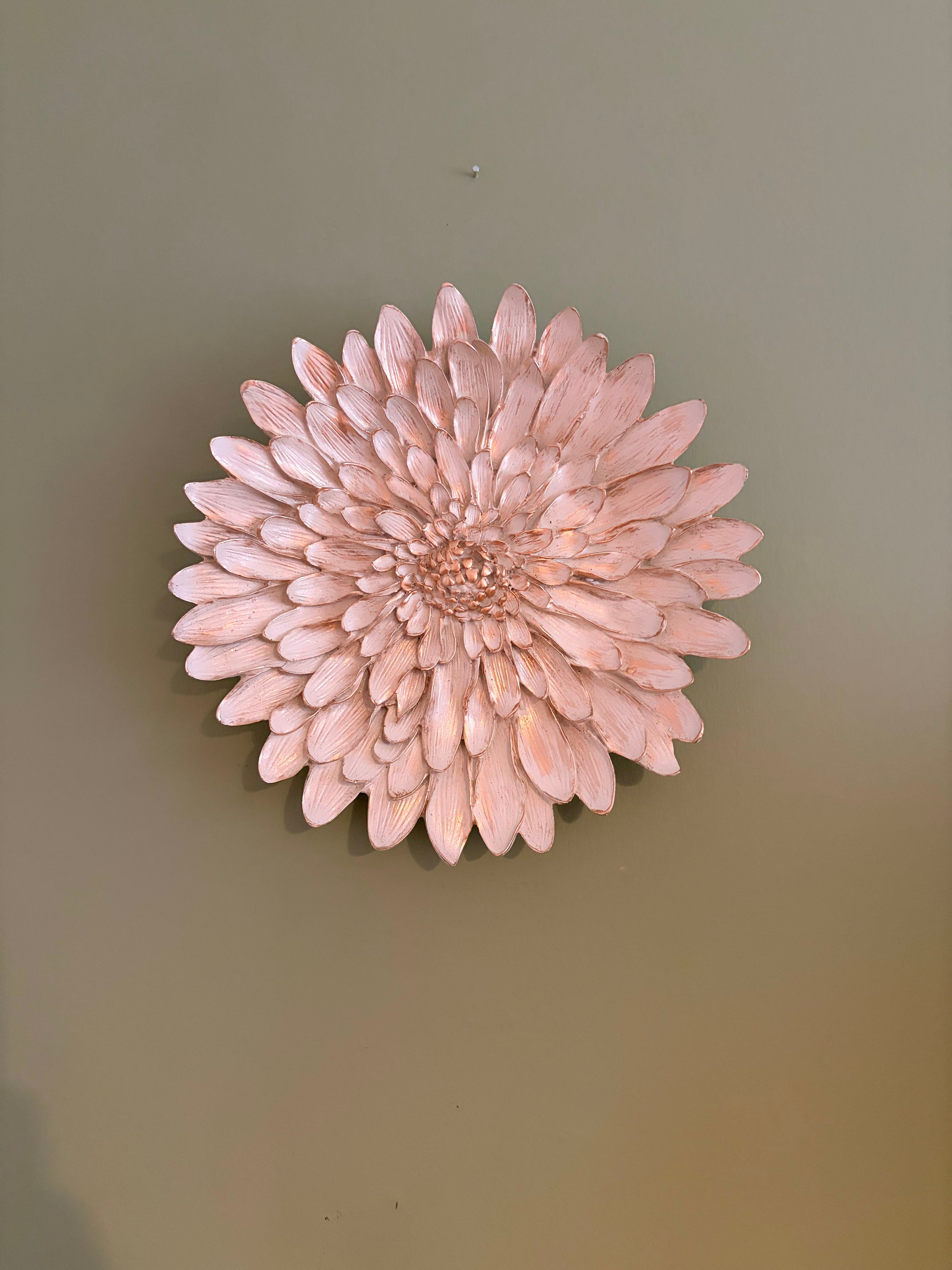 Çiçek Dekoratif Duvar Tabağı / Obje – Krem & Eskitme Altın Yaldız (28 cm)