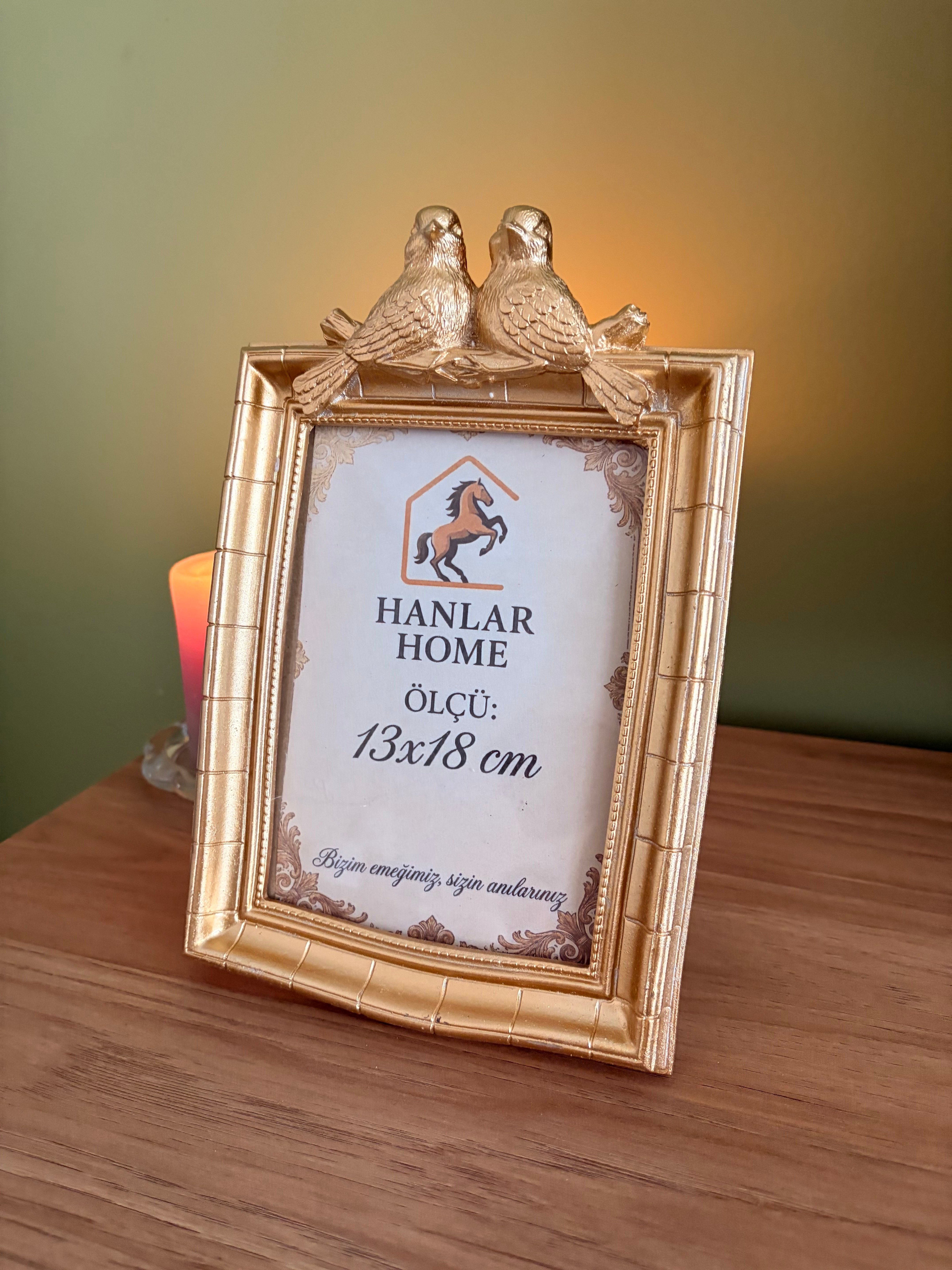 Çifte Kumrular Parlak Altın Varak Eskitme Vintage Çerçeve – Kuş Figürlü Masaüstü Dekoratif Fotoğraf Çerçevesi (13x18 cm)