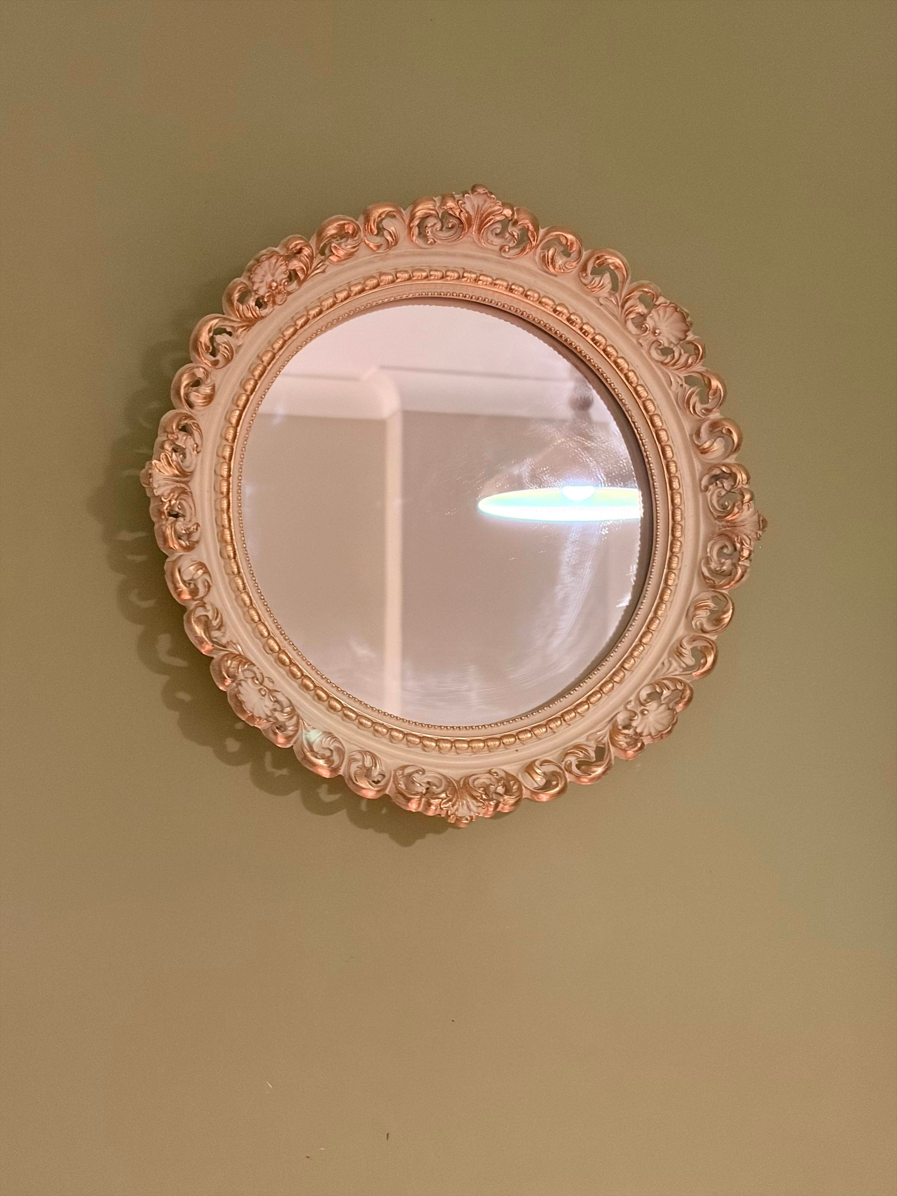 Dantel Kabartmalı Yuvarlak Duvar Aynası – Krem & Eskitme Altın (28 cm)   