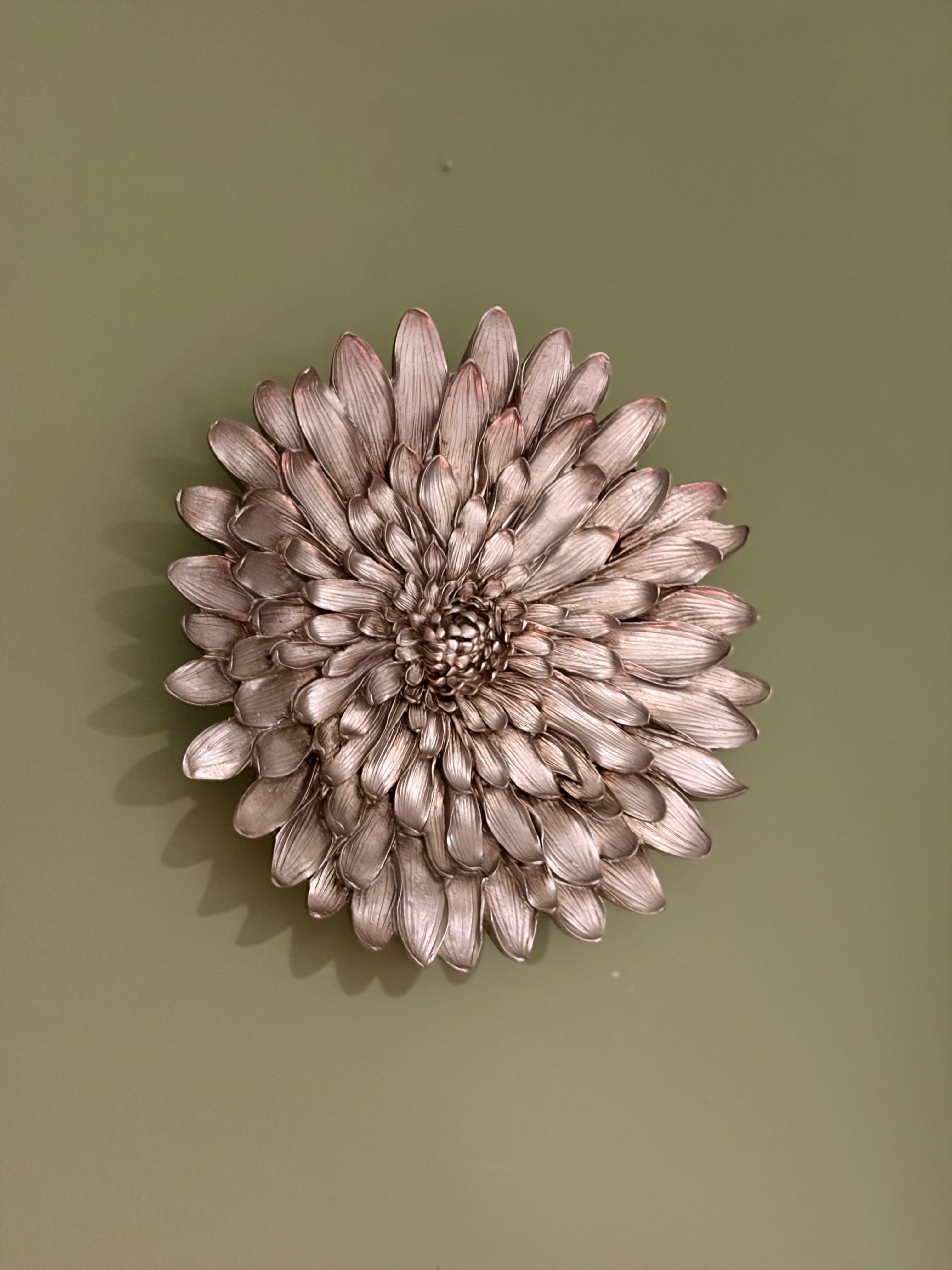 Dekoratif Çiçek Tabak / Duvar Süsü – Eskitme Gümüş / Şampanya (28 cm)   