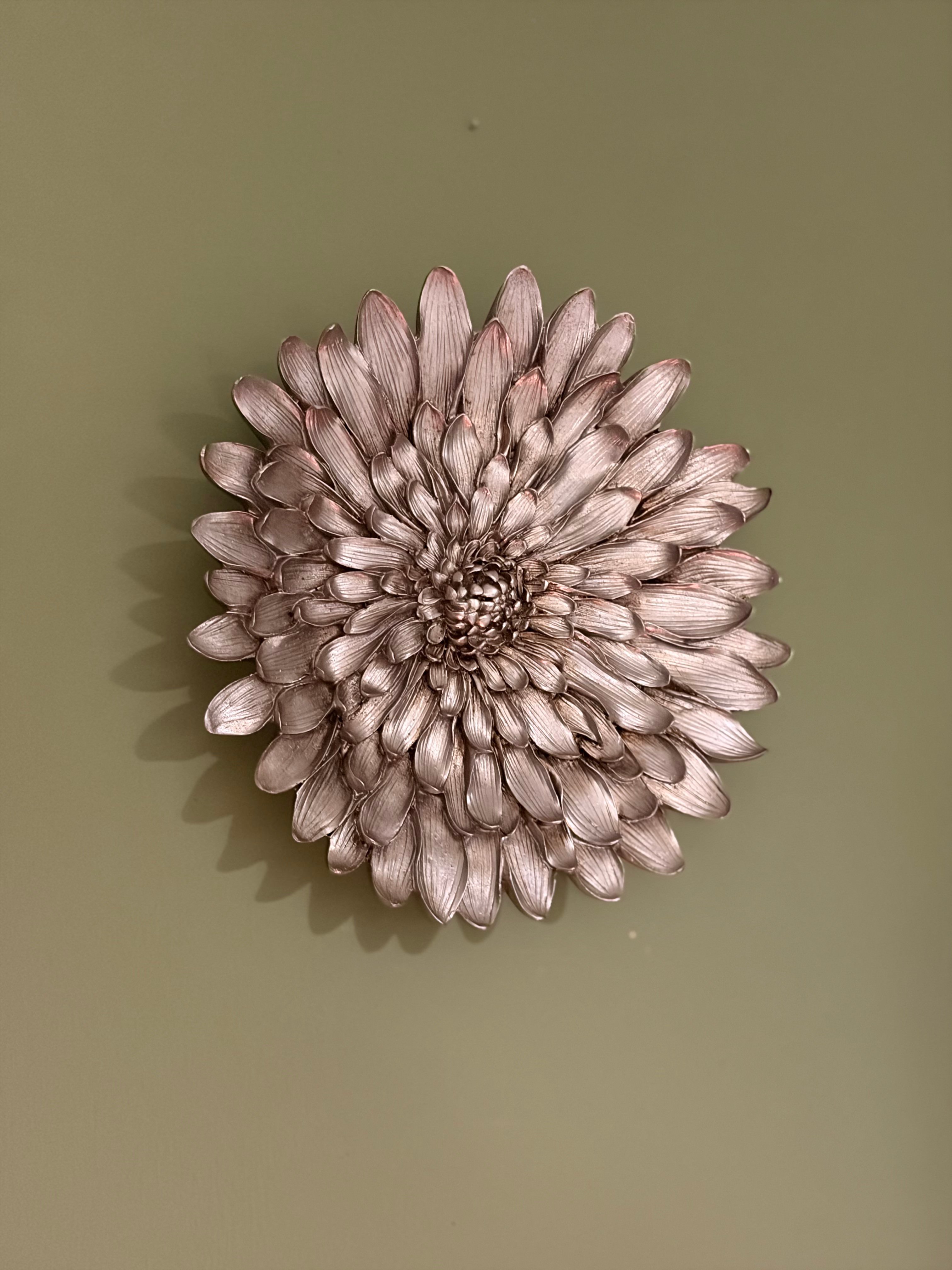 Dekoratif Çiçek Tabak / Duvar Süsü – Eskitme Gümüş / Şampanya (28 cm)   