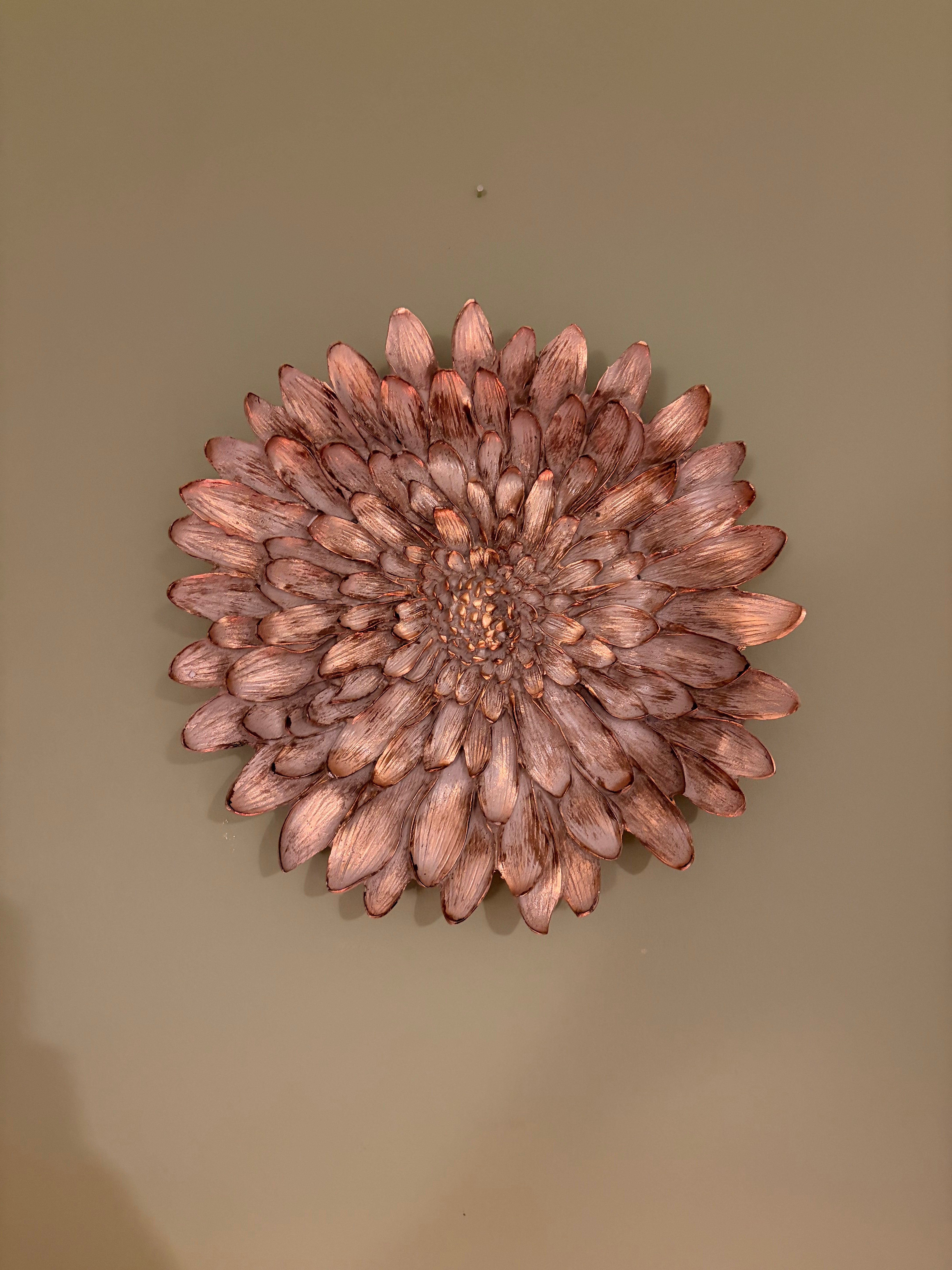 Dekoratif Çiçek Tabak / Sunumluk – Vizon & Altın Yaldız Eskitme (28 cm)   