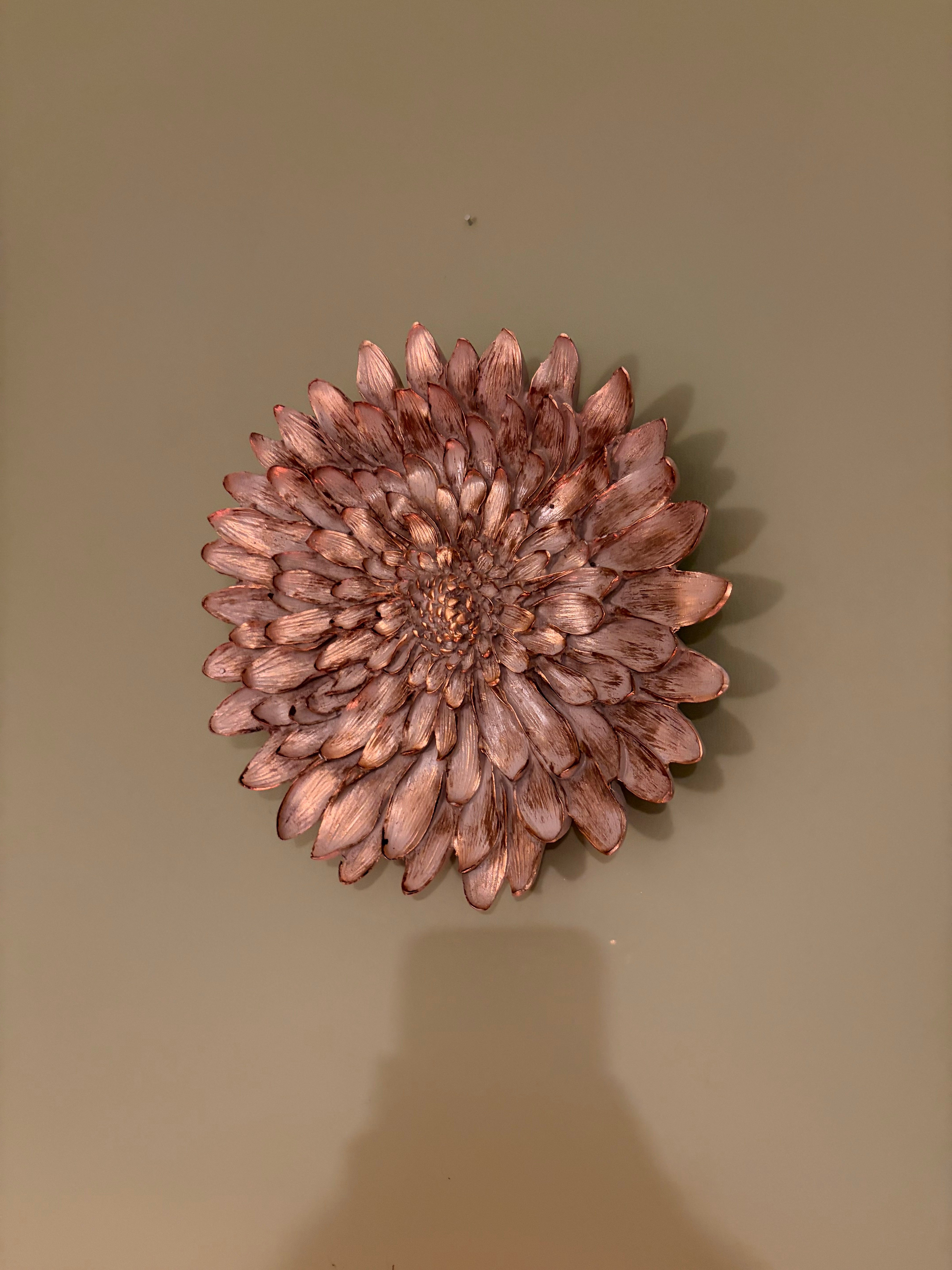 Dekoratif Çiçek Tabak / Sunumluk – Vizon & Altın Yaldız Eskitme (28 cm)   