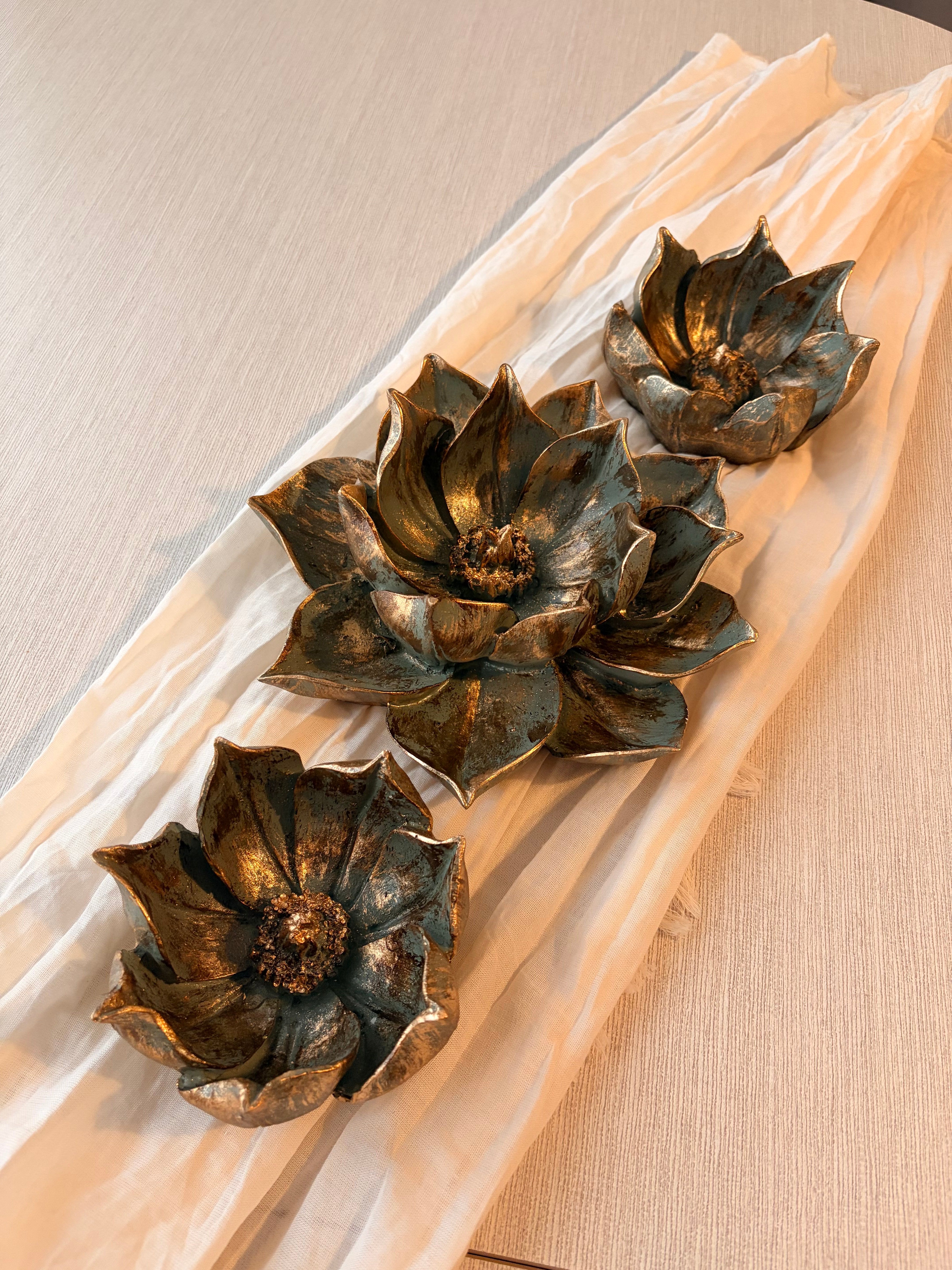 Şık Hediyelik Sehpa Üzeri Lotus Çiçek Seti