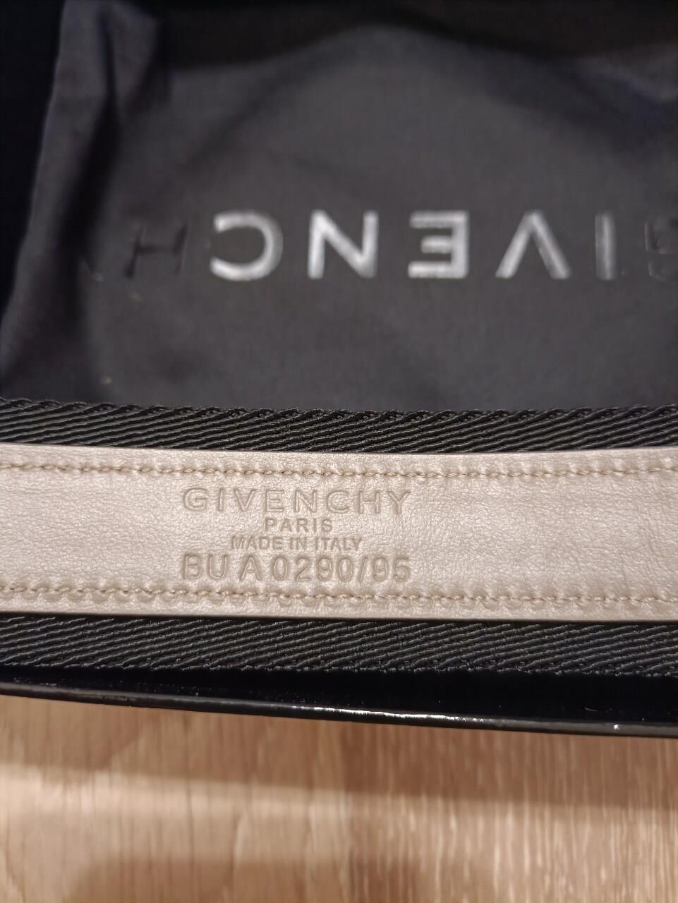 Givenchy Logo Embossed Kemer