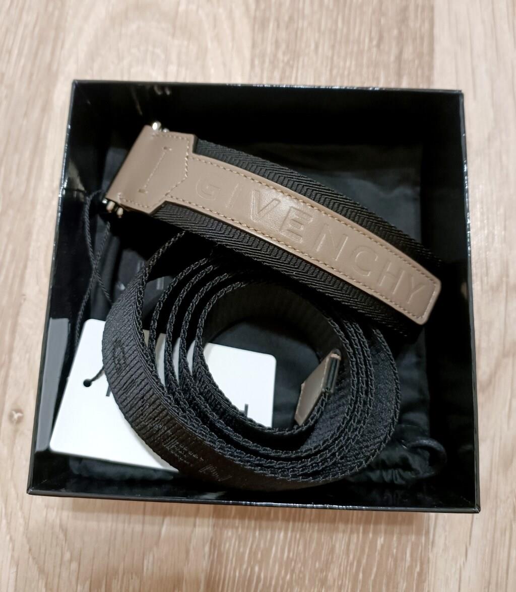 Givenchy Logo Embossed Kemer