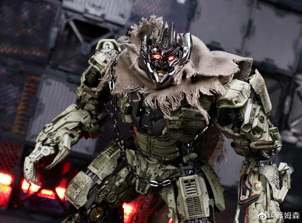 Unique Toys UT R-05 Desperado (Battle Damaged Version)