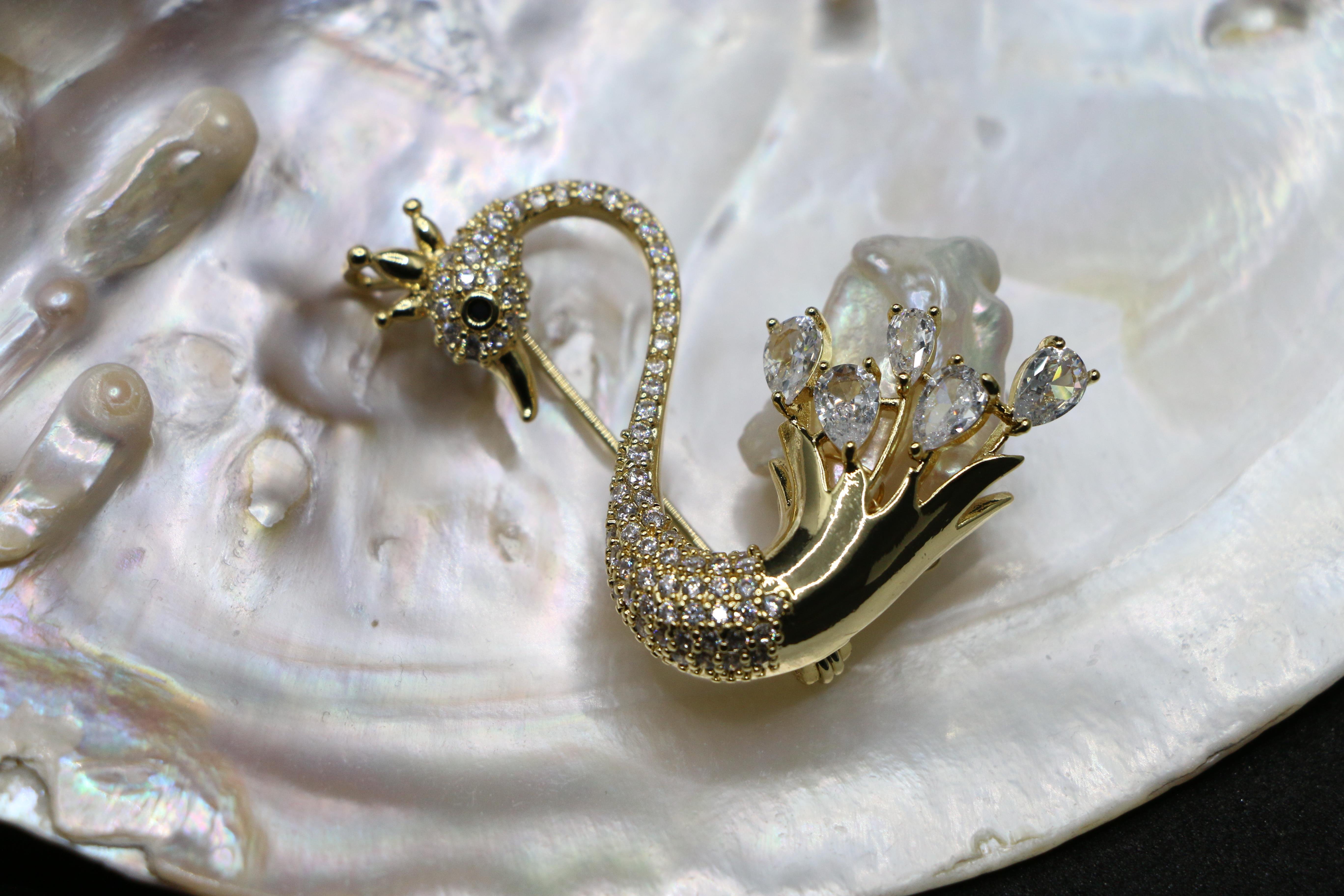 SWAN BROOCHIE