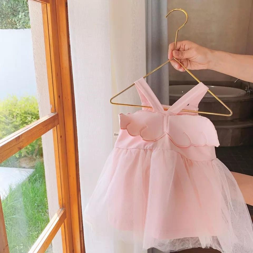 Pembe kanatlı elbise