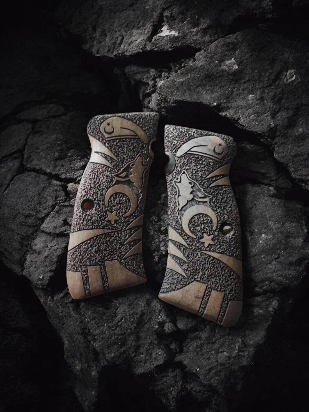 Ay yıldız, kurt başı ve bere işlemeli fırınlanmış ceviz kabze