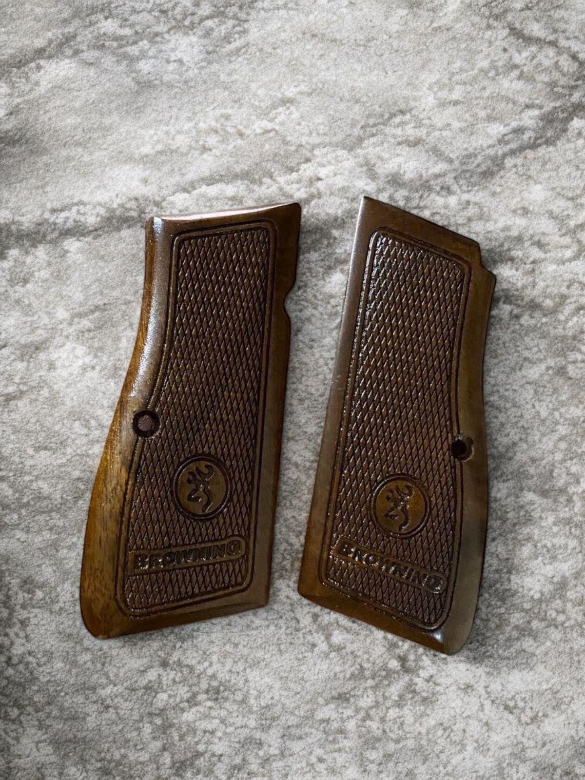 Browning logo işlemeli fırınlamış ceviz kabze