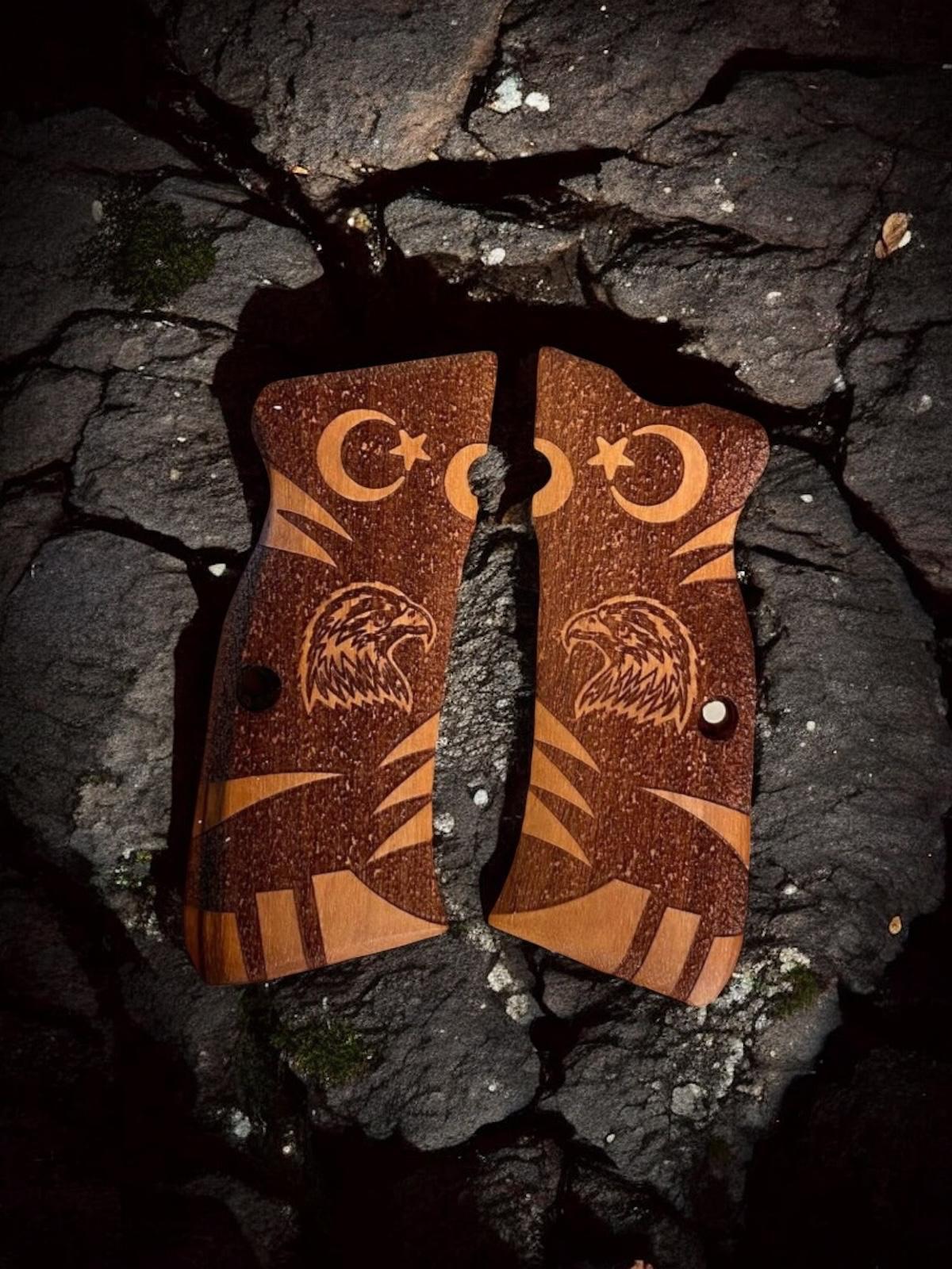 Kartal baş ve ay yıldız işlemeli fırınlanmış ceviz kabze