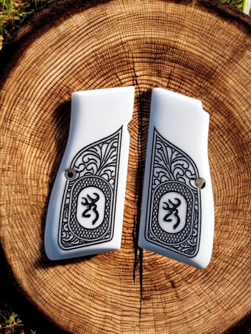 Logolu beyaz sedef kabze